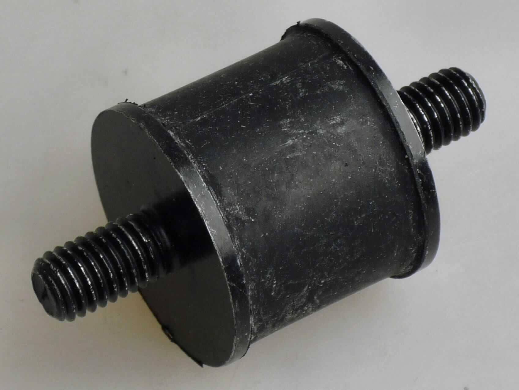 Angaben des Antragstellers: Rubber pad aus Naturkautschuk und Metall

Feststellungen an einem Warenmuster:
Puffer oder Dämpfer aus Metall und Kautschuk in Form eines Kautschukzylinders mit 2 Gewindeschrauben auf einer Metallplatte an den Stirnseiten (siehe Abbildung).

Es handelt sich bei der Ware um eine Gummi-Metallware der Unterposition 4016 9991.