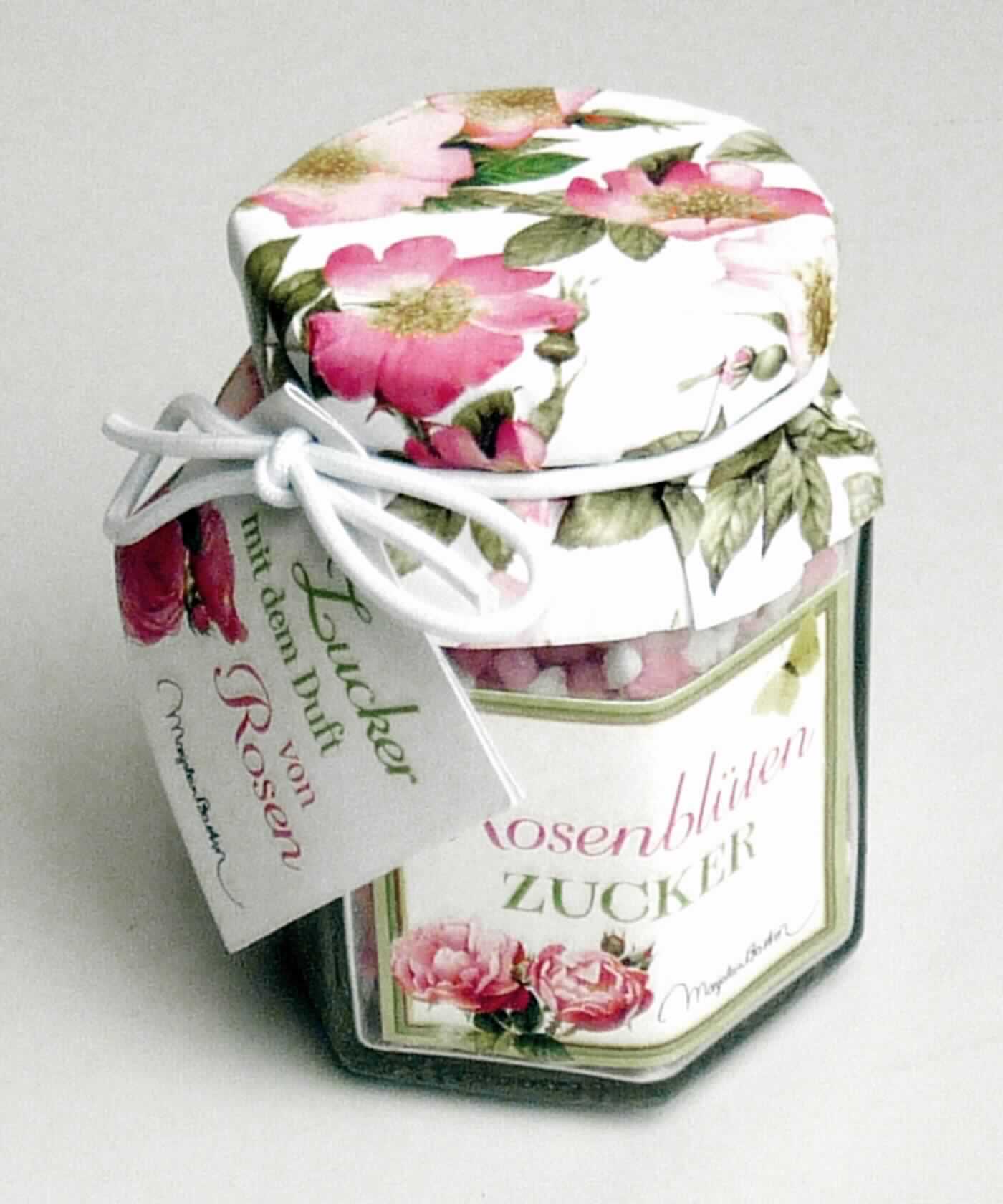 Zucker (Saccharose) mit Farbstoff und Rosenaroma

Bei der vorgelegten Warenprobe handelt es sich um ein teils farbloses, teils rosafarbenes Zuckergranulat, welches einen intensiven Geruch nach Rosen aufweist. Das Granulat ist zu einem deklarierten Inhalt von 70 g in einem sechseckigen Glasgefäß mit Schraubdeckel abgefüllt. An dem Glasgefäß ist ein Zettel mit Angaben zur Zusammensetzung mit einem Gummiband befestigt. Auf dem Glas befindet sich ein Etikett mit dem Aufdruck "Rosenblüten-Zucker" und ein Etikett mit Hinweisen zur Verwendung des Produkts. 

Die Ware ist als anderer Rohr- und Rübenzucker mit Zusatz von Aroma- oder Farbstoffen in die Unterposition 1701 9100 der Kombinierten Nomenklatur einzureihen.