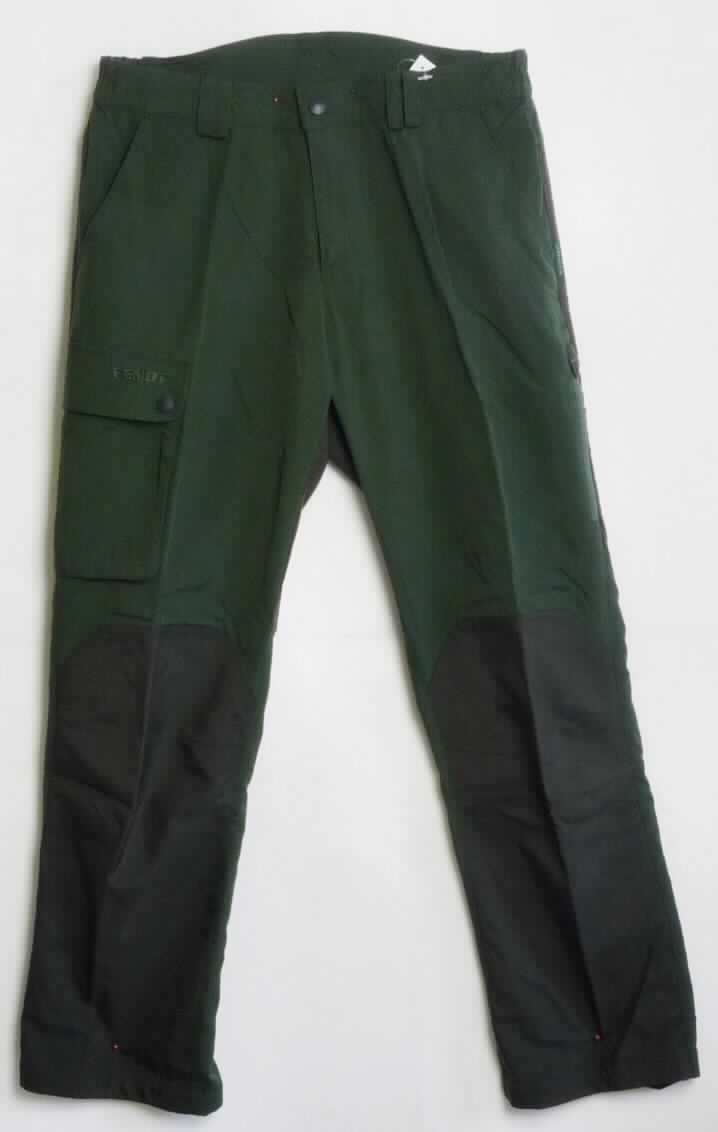 Lange Hose, sog. Funktionshose: 30-5134, X 991 006 262 000, Größe M, Foto siehe Anlage,
- aus verschiedenen ca. 0,5 mm dicken, einfarbigen Geweben aus lt. Antrag 100 % Polyamid (synthetische
  Chemiefasern), 
- in der Taille abschließend; mit einem angesetzten, teilweise elastischen Bund mit Gürtelschlaufen,
- vorn mit einer Öffnung mit Reißverschluss mit Patte und Hakenverschluss im Bund von links über rechts 
  (Männerkleidung),
- mit zwei eingesetzten Seitentaschen, einer eingesetzten Gesäßtasche mit Reißverschluss sowie einer 
  eingesetzten Beintasche mit Reißverschluss und einer aufgesetzten Beintasche mit Druckknopfverschluss,
- mit knöchellangen Hosenbeinen,
- an den Beinabschlüssen durch Umschlagen und Festnähen gesäumt,
- keine Arbeits- und Berufskleidung.

"Lange Hose, aus Geweben, für Männer, aus synthetischen Chemiefasern, keine Arbeits- und Berufskleidung"