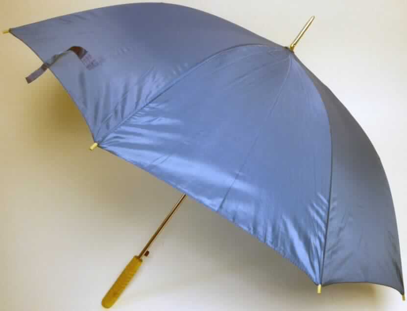 Stockschirm, sog. Regenschirm hellblau, Foto sieh Anlage,
- zum wirksamen Schutz gegen Regen,
- Länge ca. 81 cm,
- Durchmesser (aufgespannt) ca. 100 cm,
- mit Bezug aus Geweben aus Chemiefasern (laut Antragsangaben Polyester),
- mit Gestell aus unedlem Metall,
- mit Griff aus Holz.

"Stockregenschirm, mit Bezug aus Geweben aus Spinnstoffen"