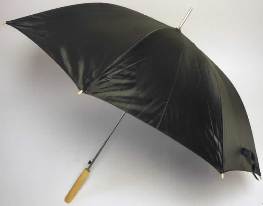Stockschirm, sog. Regenschirm schwarz, Foto sieh Anlage,
- zum wirksamen Schutz gegen Regen,
- Länge ca. 81 cm,
- Durchmesser (aufgespannt) ca. 100 cm,
- mit Bezug aus Geweben aus Chemiefasern (laut Antragsangaben Polyester),
- mit Gestell aus unedlem Metall,
- mit Griff aus Holz.

"Stockregenschirm, mit Bezug aus Geweben aus Spinnstoffen"
