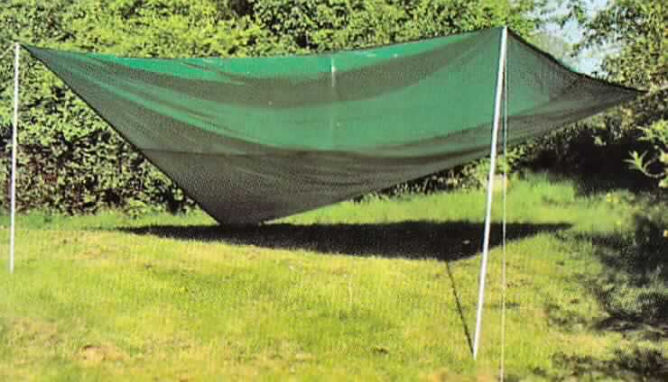 Campingausrüstung, sog. Sonnensegel, Art. 20.298, Foto siehe Anlage,
- bestehend aus einem Sonnendach (Sonnensegel) mit beigefügtem Montagematerial, zerlegt eingehend,
- verpackt in einem Beutel aus Geweben (übliche Verpackung im Sinne der AV 5b)) mit Tragegriff und 
  Zugkordel und einem klarsichtigen Kunststofffolienaufsatz zum Einstecken der Montageanleitung,
- aus 0,1 mm dicken, einfarbigen Geweben aus laut Antrag 100 % Polyester (synthetische Chemiefasern),
- rechteckig, in den Abmessungen laut Antrag 3 m x 4 m, 
- an allen Seiten durch Umschlagen und Festnähen gesäumt (u. a. damit konfektioniert),
- an den vier Ecken mit Ringösen aus unedlem Metall ausgestattet,
- Montagematerial, bestehend aus: zwei 3-teilig zusammensteckbaren Standrohren aus laut Antrag Stahl, 
  sechs Erdnägeln (sog. Heringen) und sechs Spannseilen,  
- das Sonnensegel wird durch die Ösen auf die zwei Standrohre gesteckt und mit den Spannseilen gespannt,
- die Ware dient als Sonnen-, Sicht- und Regenschutz,
- nach dem Umfang, dem Verwendungszweck und dem Gesamteindruck verleihen die Gewebe der Ware ihren 
  wesentlichen Charakter,
- wird aufgrund der Ausstattung (u. a. ohne aufspannbares Gestell) nicht vom Warenkreis der Position 6601
  (Sonnenschirme etc.) erfasst.

"Andere Campingausrüstung (Sonnensegel) aus Spinnstoffen (charakterbestimmend), aus synthetischen
 Chemiefasern und aus Stahl"