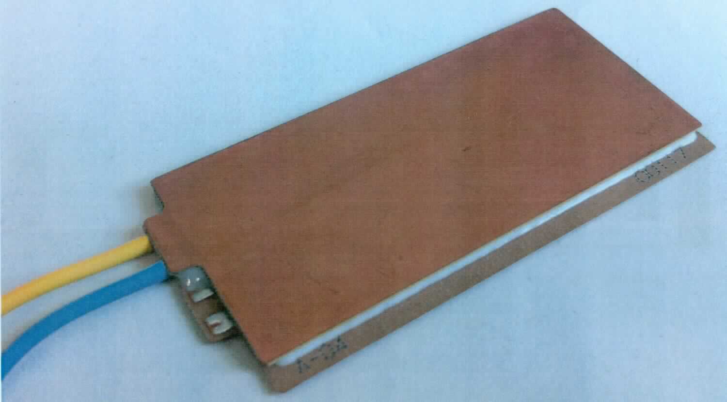 Peltier Element
- aus über elektrische Kontaktelemente miteinander verbundenen, p-/n-leitenden
  Thermopaaren zwischen zwei Isolatoren (Abmessungen ca. 40 x 40 x 1,7 mm), 
  mit zwei elektrischen Anschlusskabeln (Abbildung siehe Anlage),
- bestimmt zur Kälteerzeugung (kennzeichnende Haupttätigkeit) und Wärmeer-
  zeugung, wobei sich beim Durchgang von Gleichstrom durch das Modul die eine
  Batterieseite abkühlt, während sich die andere Batterieseite erwärmt (Peltier-Effekt).

"Apparat zur Kälteerzeugung, keine Wärmepumpe, nicht für zivile Luftfahrzeuge (Multifunktionsgerät zum Kühlen -kennzeichnende Haupttätigkeit- und Wärmen) - thermoelektrisches Modul (Peltier Element)"