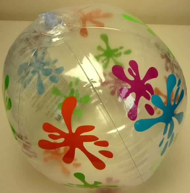Es handelt sich um einen ca. 41 cm großen Wasser- bzw. Strandball, bestehend aus miteinander verschweißten, transparenten Kunststofffolienteilen mit bunten Farbkleksaufdrucken. Er wird mit Hilfe eines Kunststoffventils aufgeblasen, das sich vollständig in den aufgeblasenen Ball eindrücken lässt.
Das Erzeugnis besitzt aufgrund seiner geringen Haltbarkeit sowie Stoßfestigkeit Spielzeugcharakter und dient als Strand- bzw. Wasserball der spielerischen Unterhaltung von Kindern und Erwachsenen.
Es ist gemeinsam mit einem mit Produktinformationen bedruckten Pappeinleger in einer transparenten Kunststofftüte mit Aufhängeöse verpackt.
Die Ware ist als "anderes als zuvor von der Position 9503 erfasstes Spielzeug aus Kunststoff" einzureihen.