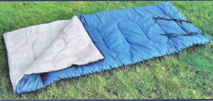 Schlafsack, sog. Decken-Schlafsack, Art.20.299, siehe Foto,
- mit Außenseite aus blauen Geweben aus synthetischen Spinnstoffen (Polyester) und 
  einem Futter aus weißem Baumwollvlies,
- mit Polyesterwatte gefüllt, 
- abgesteppt,
- unten geschlossen,
- rechteckig,
- mit einer Länge von ca. 180 cm, einer  Breite von ca. 75 cm und einer Dicke von ca.4 cm,
- mit durchgehendem Reißverschluss an einer Seite,
- verpackt in einem gleichfarbigen Beutel aus Geweben, der mit Zugkordel geschlossen wird.
Das Erzeugnis ist als "den Bettausstattungen ähnliche Ware, Schlafsack, gefüllt" einzureihen.