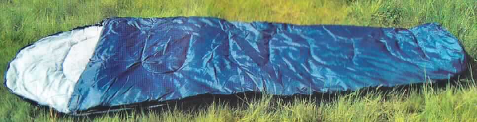 Schlafsack, sog. Mimien-Schlafsack, Art.20.302, siehe Foto
- mit Außenseite aus blauen Geweben aus synthetischen Spinnstoffen (Polyester) und 
  einem Futter aus weißem Baumwollvlies,
- mit Polyesterwatte gefüllt, 
- abgesteppt,
- unten geschlossen,
- mit einem kapuzenartig gestalteten Kopfteil,
- mit einer Länge von ca. 230 cm, einer  Breite von ca. 80 cm und einer Dicke von ca. 3 cm,
- mit durchgehendem Reißverschluss an einer Seite,
- verpackt in einem gleichfarbigen Beutel aus Geweben, der mit Zugkordel geschlossen wird.
Das Erzeugnis ist als "den Bettausstattungen ähnliche Ware, Schlafsack, gefüllt" einzureihen.