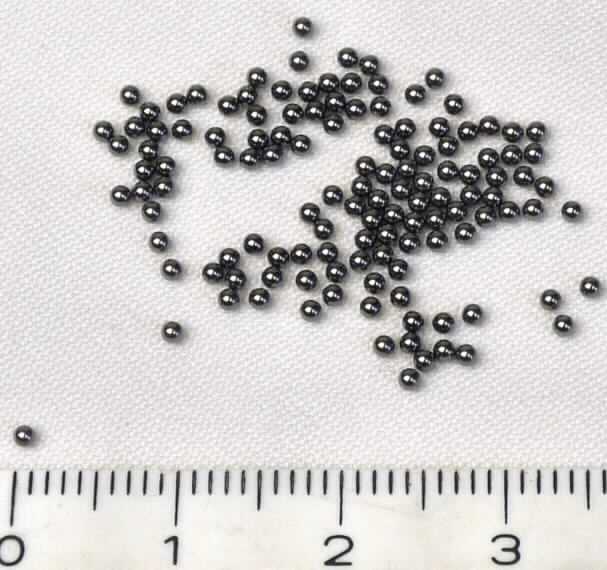 Es handelt sich um Kugeln aus Wolframcarbid mit einem Durchmesser von 1 mm, die als Spitzen für Kugelschreiberminen verwendet werden und sich aufgrund der Kombination von Material, Form und Größe als erkennbar für Kugelschreiber bestimmte Teile darstellen.

Die einer Kunststofftüte verpackten Kugeln sind als "Kugelschreiberteile in Form von Kugeln" einzureihen.
