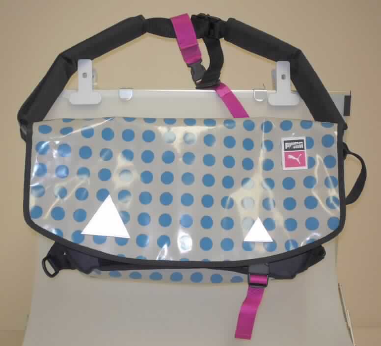 Aktentaschenähnliches Behältnis, sog. Schultertasche, Traction Courier PU, Art. 069767,
Foto siehe Anlage,
- mit einer Außenseite aus einer mit bloßem Auge wahrnehmbaren Kunststofffolie auf einer
  Unterlage aus Spinnstoffen,
- in den Abmessungen: ca. 51 cm (Breite) x 15 cm (Tiefe) x 33 cm (Höhe), 
- mit einem verstellbaren, teilweise gepolsterten Schultertragegurt; zusätzlich mit
  einem weiteren Gurt, so dass die Tasche über dem Rucken getragen werden kann und
  ein Gurt vorne über die Brust verläuft,
- mit einer über die komplette Vorderseite reichenden Überschlagklappe mit Klett-
  und Schnappverschluss,
- unter der Überschlagklappe mit drei aufgenähten Vorfächern; eins davon mit Reißverschluss,
- mit zwei Hauptfächern; eins davon ist gepolstert (dient z.B. zur Aufnahme eines Notebooks) 
  und mit einer Klettverschlusslasche versehen.

"Aktentaschenähnliches Behältnis, mit Außenseite aus Kunststofffolie"