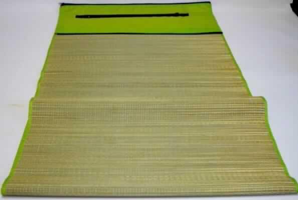 Matte 
- rechteckig, in den Abmessungen von ca. 180 x 60 cm,
- aus pflanzlichen Flechtstoffen (aus parallel aneinandergefügten Halmen (laut Angaben   
  des Antragstellers aus Stroh), die nebeneinander gelegt und durch Haltefäden aus Spinnstoff 
  in Flächenform verbunden sind),
- mit einer ca. 0,8 cm breiten Randeinfassung aus Spinnstoffgeweben,
- an einer Schmalseite mit einem ca. 21 cm breiten Gewebestreifen ausgestattet, der sich
  nach dem Zusammenrollen der Matte als äußere, mit Reißverschluss zu schließende Hülle 
  darstellt und zusätzlich mit einem Tragegurt aus Gewebeband versehen ist,
- soll laut Angaben des Antragstellers als Strandmatte verwendet werden.
Nach Umfang und Gesamteindruck verleihen die pflanzlichen Flechtstoffe der Ware ihren Charakter.