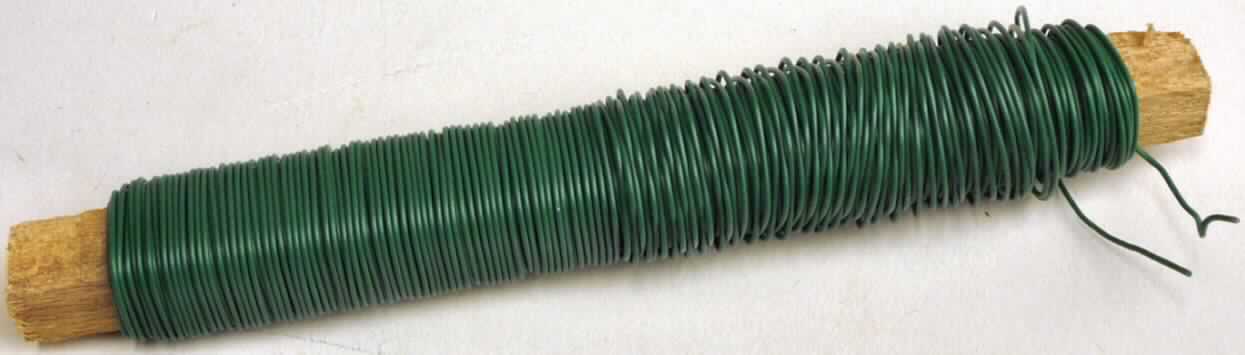Stahldraht mit Kunststoffüberzug

Bei der als "Wickeldraht" bezeichneten Ware handelt es sich um einen Metalldraht mit einem über die gesamte Länge (ca. 50 m) gleichbleibendem runden Durchmesser von ca. 0,55 mm, aufgerollt auf einer Kunstoffspule.
Nach den Angaben besteht der Draht aus nicht legiertem Stahl (Q195) mit einem Kohlenstoffgehalt von weniger als 0,25 GHT, verzinkter Oberfläche und zusätzlicher Beschichtung aus Kunststoff.

Zolltariflich handelt es sich um einen anderen Draht aus nicht legiertem Stahl, mit einem Kohlenstoffgehalt von weniger als 0,25 GHT.