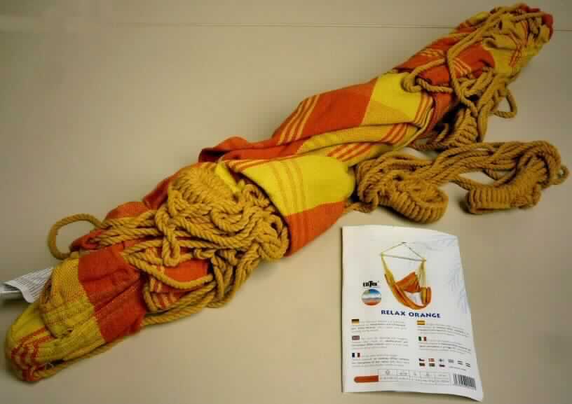 Hängesessel "Relax", Foto siehe Anlage,
- in einem Polybeutel mit bedrucktem Papiereinleger verpackt; noch nicht zusammengesetzt eingehend,
- einer Hängematte ähnlich gearbeitet,
- bestehend aus 
-- einer Aufhängevorrichtung aus 12 Seilen aus Spinnstoff, die zusammengefasst, in der Mitte zu einer Schlaufe 
   umgelegt und verknotet und an den beiden Strängen ebenfalls zu Schlaufen verknotet sind,
-- einem Holzstab mit einer Länge von ca. 85 cm und einem Durchmesser von ca. 3,5 cm; der Stab ist an beiden 
   Enden mit Einkerbungen versehen,
-- einer ca. 135 cm x 115 cm großen "Sitzfläche" aus buntgewebten Geweben aus laut Antrag 55 % Baumwolle 
   und 45 % Polyester (synthetische Chemiefasern); an den Längsseiten mit je 24 Seilen aus Spinnstoff, die zu 
   einer Schlaufe zusammengefasst sind und der Befestigung am Holzstab dienen,
-- durch Zusammenfügen konfektioniert,
- die Ware weist keine definierte Sitzfläche auf und wird somit nicht vom Warenkreis der Position 9401 erfasst,
- die Gewebe aus Spinnstoff verleihen der Ware im Hinblick auf die Verwendung und den Umfang ihren 
  wesentlichen Charakter.

"Campingausrüstung (Hängesessel), aus Spinnstoffen, aus Baumwolle"