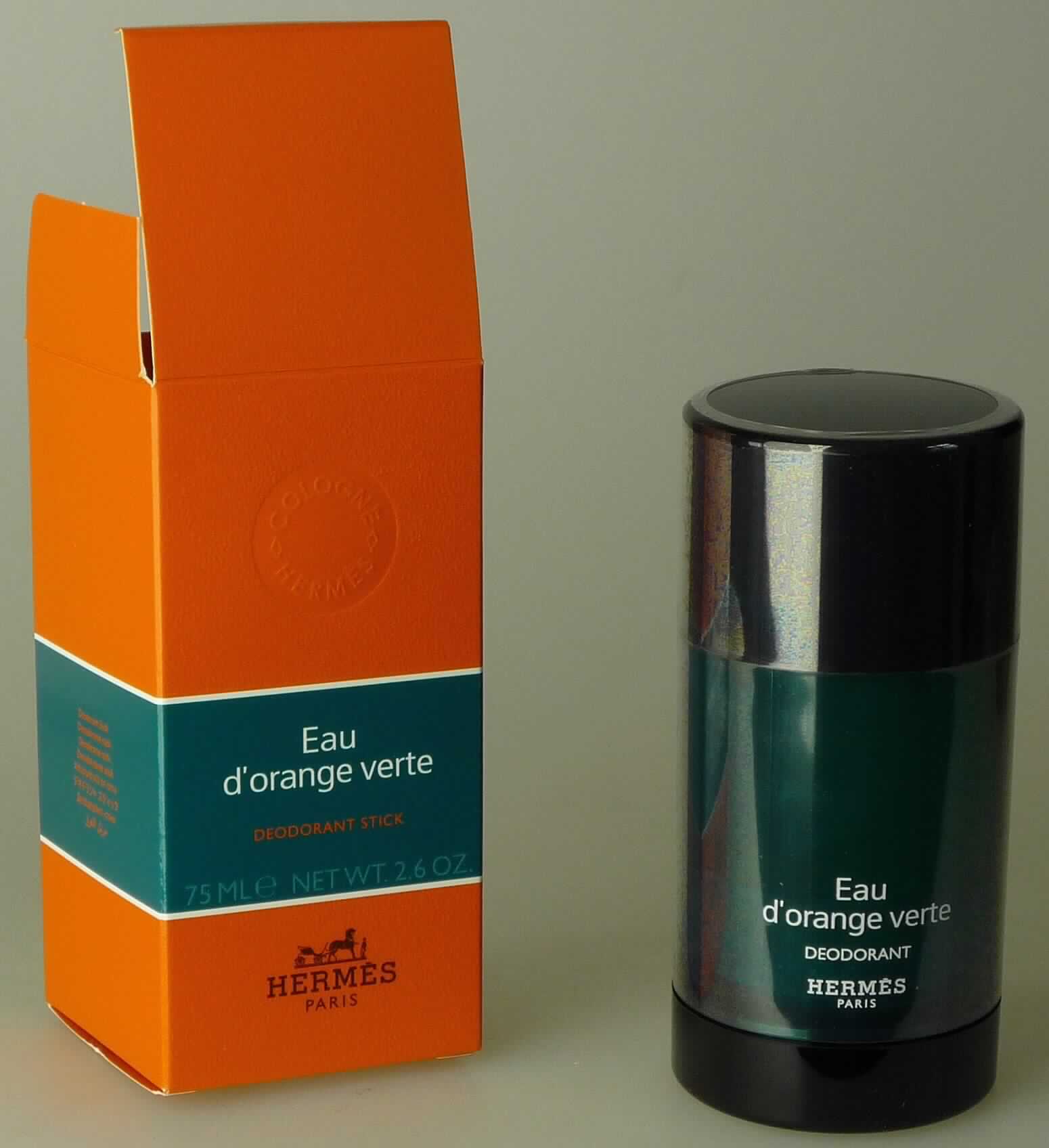 Körperdesodorierungsmittel; Deodorant 

Bei der Ware handelt es sich den Angaben nach um ein Deodorant. Das Produkt ist in einem dunkelgrünen Spender abgefüllt (deklarierter Inhalt: 75 ml) und in einem bunt bedruckten Pappfaltkarton für den Einzelverkauf als Körperdesodierungsmittel aufgemacht. 

Die Ware ist als Körperdesodorierungsmittel in die Position 3307 der Kombinierten Nomenklatur einzureihen.