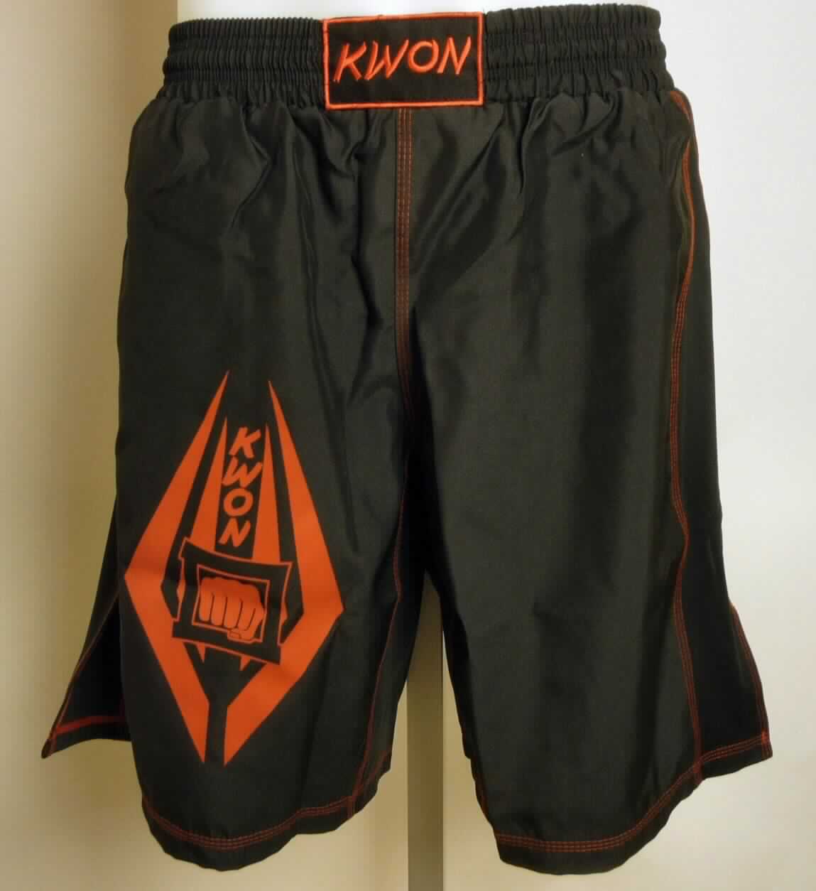 Kurze Hose, sog. Freefight Short, Art. 20005, Größe L, Foto siehe Anlage,
- charakterbestimmend aus etwa 0,3 mm dicken, einfarbigen Geweben; an den Außen- und Innenseiten der Beine
  aus ca. 0,4 mm dicken, einfarbigen, doppellagig gearbeiteten Gewirken; beide Flächenerzeugnisse 
  aus laut Antrag 100 % Polyester (synthetische Chemiefasern),
- in der Taille abschließend; mit einem elastischen Taillenbund mit Tunnelzug; vorn mit einem aufgenähten 
  Firmenemblem,
- ohne Öffnung und ohne Verschluss; ohne Hinweise auf den Trägerkreis (unisex),
- mit weiten, kurzen Hosenbeinen, die nicht die Knie bedecken (Seitenlänge: etwa 51 cm),
- am rechten Hosenbein mit einem Aufdruck verziert,
- an den Beinabschlüssen mit ca. 16 cm hoch reichenden Seitenschlitzen ausgestattet und durch Umschlagen und 
  Festnähen gesäumt.

"Kurze Hose, aus Geweben, für Frauen, aus synthetischen Chemiefasern, nicht nach dem Batik-Verfahren
 handbedruckt"