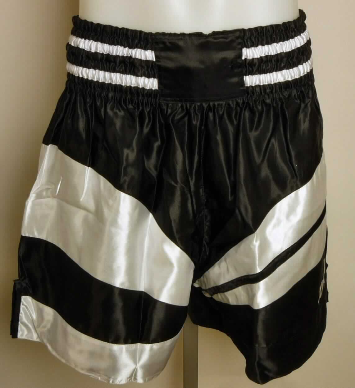 Kurze Hose, sog. Thaishort, Artikel 2001604, Größe XL, Foto siehe Anlage,
- aus verschiedenen, etwa 0,2 mm dicken, einfarbigen Geweben aus laut Antrag 100 % Polyamid (synthetische 
  Chemiefasern), 
- in der Taille abschließend; mit einem elastischen Taillenbund mit Tunnelzug,
- ohne Öffnung und ohne Verschluss; ohne Hinweise auf den Trägerkreis (unisex),
- mit weiten, kurzen Hosenbeinen, die nicht die Knie bedecken (Seitenlänge: etwa 51 cm),
- am rechten Hosenbein mit dem aufgestickten Schriftzug "KWON", 
- an den Beinabschlüssen mit ca. 10 cm hoch reichenden Seitenschlitzen ausgestattet und durch Umschlagen und 
  Festnähen gesäumt.

"Kurze Hose, aus Geweben, für Frauen, aus synthetischen Chemiefasern, nicht nach dem Batik-Verfahren
 handbedruckt"