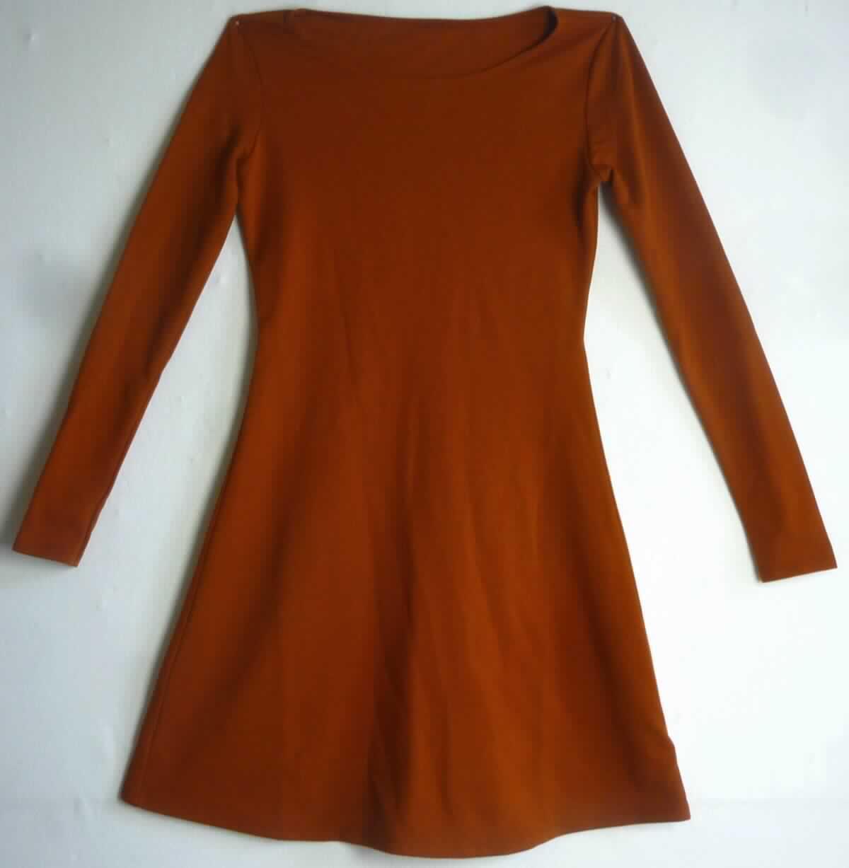 Kleid, sog. Strick Kleid, Art. RSAPO3196, Größe S, Foto siehe Anlage,
- aus ca. 0,9 mm dicken, einfarbigen Gewirken aus laut Antrag 60 % Viskose (künstliche Chemiefasern), 
  35 % Nylon und 5 % Elasthan (beides synthetische Chemiefasern),
- über den Schritt reichend (Rückenlänge: ca. 81 cm),
- mit einem runden Ausschnitt,
- mit langen Ärmeln,
- ohne Öffnung und ohne Verschluss,
- am unteren Rand durch Umschlagen und Festnähen gesäumt,
- kann aufgrund der Länge ohne ein weiteres, den Unterkörper bedeckendes Kleidungsstück getragen werden.


"Kleid, aus Gewirken, für Frauen, aus künstlichen Chemiefasern"