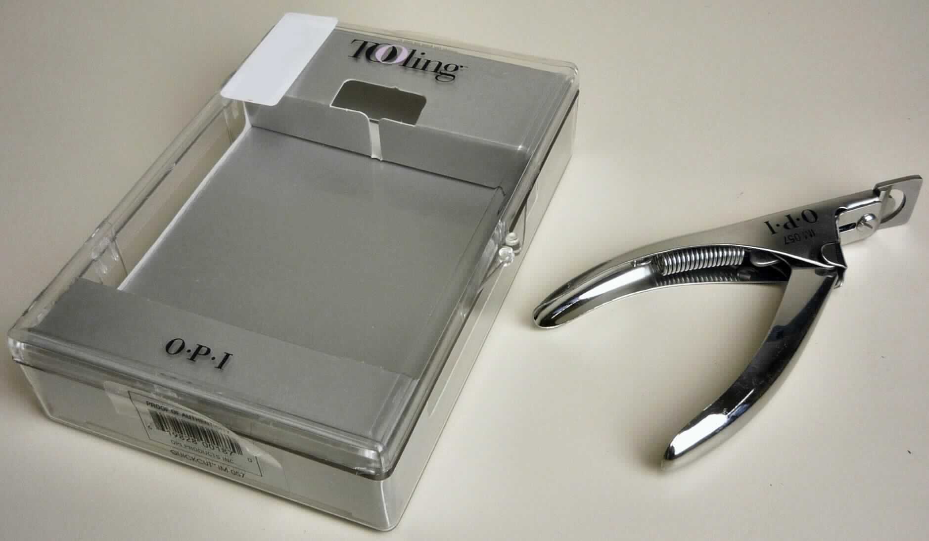 "Nagelspitzenschneider"; es handelt sich um zangenartige Erzeugnisse aus unedlem Metall, bestehend aus zwei gelenkig miteinander verbundenen Schenkeln, die im Griffbereich mit einem Federmechanismus ausgestattet sind. Ein Schenkel weist am Kopf eine sog. vorgeformte Schneidekante auf. Bei Betätigung der Zangengriffe schiebt sich eine Klinge aus unedlem Metall auf den zu bearbeitenden Nagel zu und schneidet diesen ab. Die Erzeugnisse werden zum Kürzen von künstlichen Nägeln (Tips) verwendet.
Die Erzeugnisse sind in einer Kunststoffbox mit Pappeinlage aufgemacht.

Abbildung siehe Anlage.

Derartige Erzeugnisse gehören als "Instrumente für die Maniküre oder Pediküre" zum TARIC-Code 8214 2000 00.