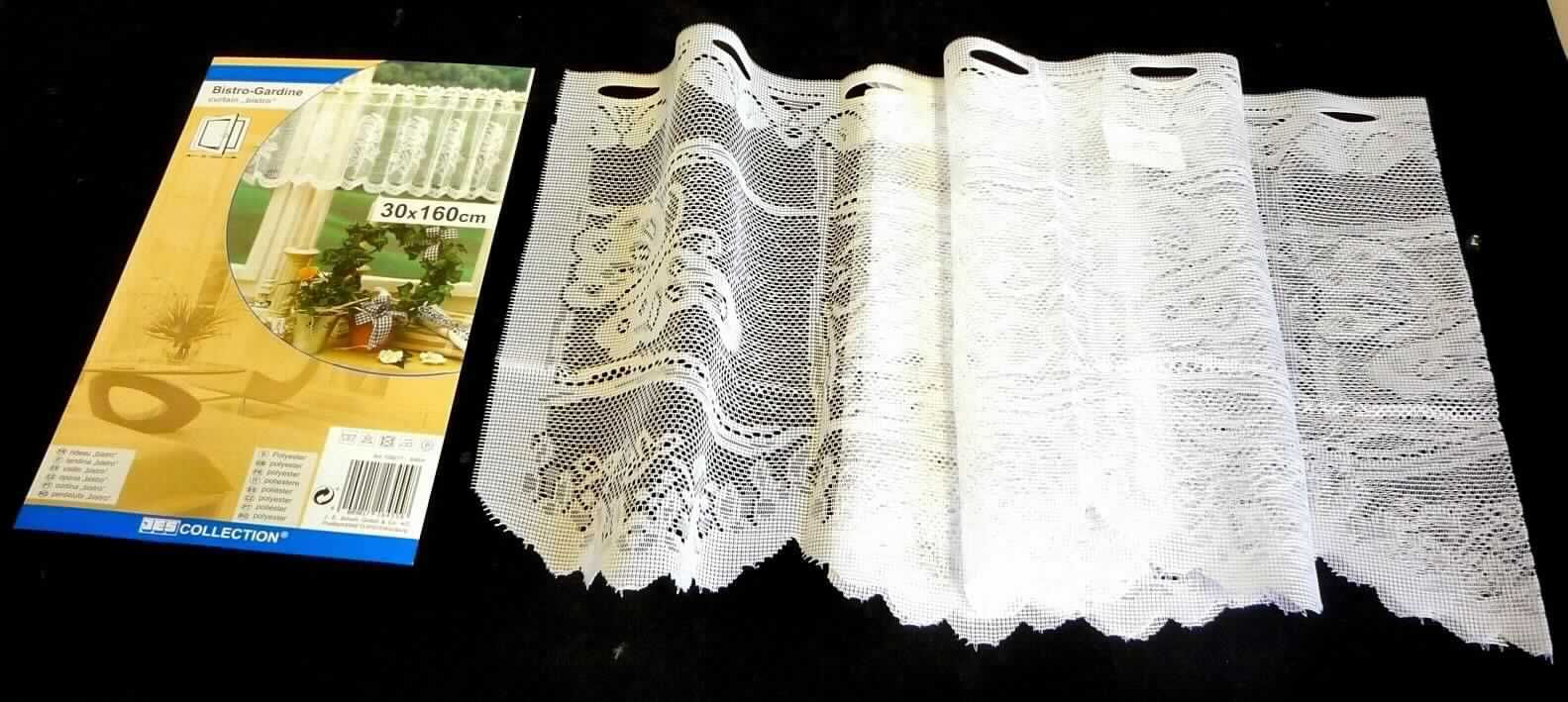 Gardine, sog. Bistro-Fertig-Gardine, Art. 709277, Foto siehe Anlage,
- in einem Polybeutel mit bedrucktem Pappeinleger verpackt, 
- laut Antrag in den Abmessungen von 160 cm x 30 cm,
- aus einem ca. 0,5 mm dicken, einfarbigen, durchbrochen gearbeiteten, lichtdurchlässigen Gewirke aus laut Antrag 
  100 % Polyester (synthetische Chemiefasern), 
- am oberen Rand mit ovalen Aussparungen zum Durchführen der Gardinenstange, am unteren Rand bogenförmig  
  zugeschnitten (somit konfektioniert).

"Gardine, aus Spinnstoffen, aus Gewirken, aus synthetischen Chemiefasern"