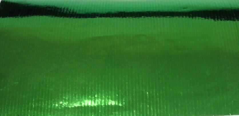 Bei der vorliegenden, als "Geschenkpapier in Rollen, glänzend" bezeichneten Ware handelt es sich nach dem vorgelegten Warenmuster, den ergänzenden Angaben der Antragstellerin und dem Untersuchungsergebnis um mit metallisierter Kunststofffolie überzogenes Papier aus chemischem Halbstoff aus Holz, mit einem Quadratmetergewicht von etwa 81 g/qm, auf Rollen mit einer Breite von 70 cm. Die Kunststofffolie macht weniger als die Hälfte der Gesamtdicke des Erzeugnisses aus. 

Abbildung siehe Anlage.

Derartige Waren gehören als "Papiere, mit Kunststoff überzogen, in Rollen jeder Größe, ausgenommen Waren von der in Position 4803, 4809, 4810 oder 4818 beschriebenen Art, mit einem Quadratmetergewicht von weniger als 150 g" zur Codenummer 4811 5900 00 0 des Elektronischen Zolltarifs.