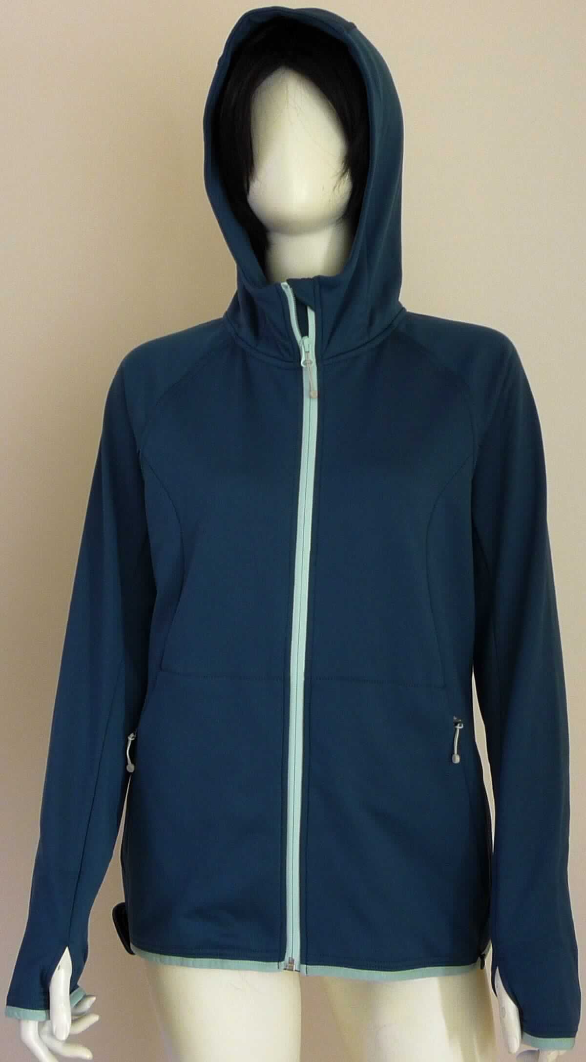 Blouson, sog. Powerstretch-Jacke, Größe 40, Foto siehe Anlage,
- aus ca. 1 mm dicken, einseitig (Innenseite) gerauten, einfarbigen Gewirken aus laut Antrag 92 % Polyester 
  und 8 % Spandex (beides synthetische Chemiefasern), 
- über die Taille reichend (Rückenlänge: ca. 66 cm),
- mit einer angenähten Kapuze,
- vorn mit einer durchgehenden Öffnung mit einem bis an den Kapuzenrand reichenden Reißverschluss, am 
  Kapuzenrand mit einer kurzen Überlappung von links über rechts (Männerkleidung),
- mit langen Ärmeln, die über den unteren Rand des Kleidungsstücks hinausreichen; an den Ärmelenden mit 
  Daumenloch,
- vorn mit zwei eingesetzten Taschen mit Reißverschluss unterhalb der Taille,
- am unteren, verengenden Rand mit einem Gewirkeband eingefasst, 
- erfüllt die Merkmale zur Einreihung als Blouson, somit keine Jacke und keine Ware der Position 6110.

"Blouson aus Gewirken, für Männer, aus Chemiefasern"