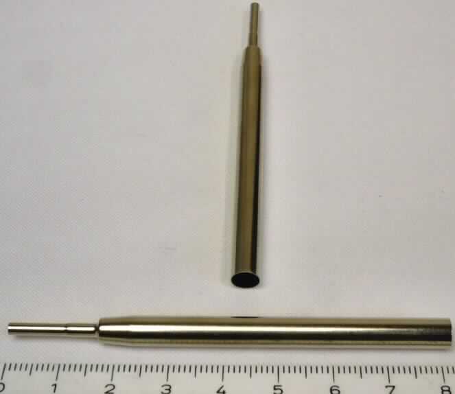 Es handelt sich um ein konisch zulaufendes, ca. 8,1 cm langes Rohr aus Messing (vernickelt), mit einem Durchmesser von ca. 0,5 cm und einer sich verjüngenden Spitze.
Die Ware ist erkennbar zur Herstellung einer Kugelschreibermine bestimmt.

Die Rohre sind zu 2 Stück in einer klarsichtigen Kunststofftüte verpackt und als "erkennbares Teil für einen Kugelschreiber, Minenrohr" einzureihen.