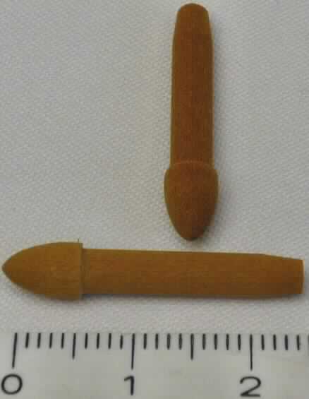 Es handelt sich um Ersatzspitzen für Markierstifte, in Form von ca. 26 mm langen und ca. 4 mm breiten Dochten aus Acrylfasern. Die Dochte ohne Innenkanal besitzen einen runden Querschnitt und eine kegelförmige Spitze.

Die Waren sind zu 2 Stück in einem klarsichtigen Kunststofftütchen verpackt und als erkennbare "Teile von Markierstiften, poröse Spitze für Markierstifte, ohne Innenkanal" einzureihen.