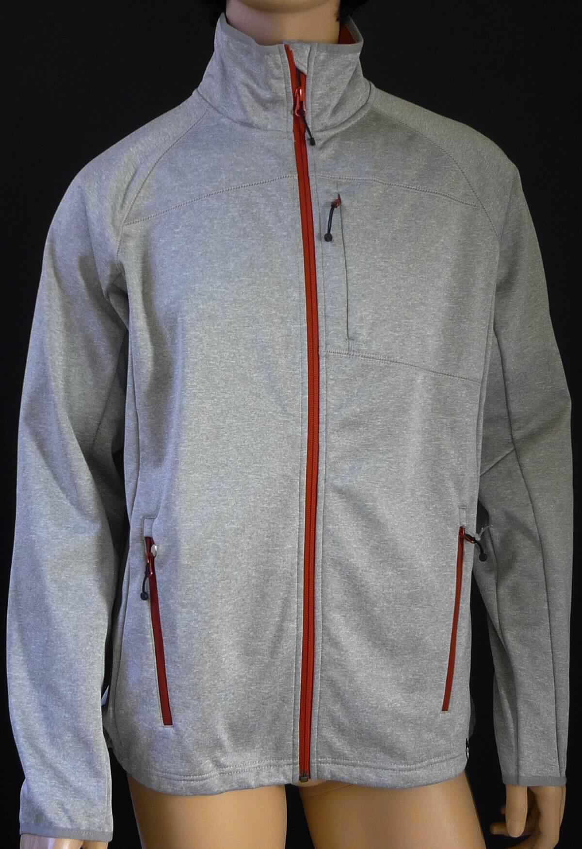 Blouson, sog. Softshelljacke, Größe M, Foto siehe Anlage,
- aus einem ca. 1,3 mm dicken, zweilagigen, durch Kleben miteinander verbundenen Flächenerzeugnis mit einer
  Außenlage aus buntgewirkten Gewirken (melierte Garne) und einer Innenlage aus einfarbigen, einseitig 
  (Innenseite) gerauten Gewirken; beide Gewirke aus laut Antrag 100 % Polyester (synthetische Chemiefasern),
- über den Schritt reichend (Rückenlänge: ca. 77 cm),
- mit einem Stehkragen,
- vorn mit einer durchgehenden Öffnung mit einem bis in die Kragenspitzen reichenden Reißverschluss, am 
  Kragenrand mit einer kurzen Überlappung von links über rechts (Männerkleidung),
- mit langen Ärmeln, die über den unteren Rand des Kleidungsstücks hinausreichen,
- vorn mit einer eingesetzten Tasche mit Reißverschluss im Brustbereich und mit zwei eingesetzten Taschen mit 
  Reißverschluss unterhalb der Taille,
- am unteren Rand mit einem Tunnelzug zu verengen, 
- erfüllt die Merkmale zur Einreihung als Blouson, somit keine Jacke,
- aufgrund des verwendeten Flächenerzeugnisses keine Ware des Kapitels 62.

"Blouson, aus Gewirken, für Männer, aus Chemiefasern"