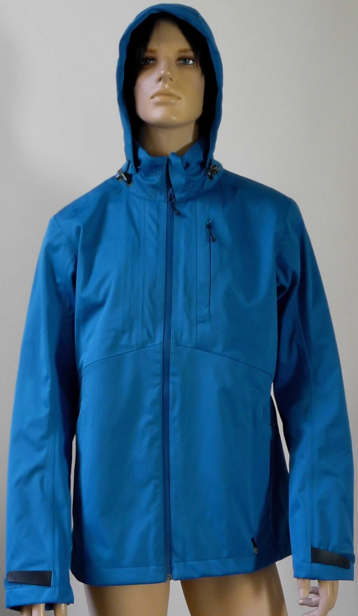 Blouson, sog. Softshelljacke, Größe M, Foto siehe Anlage,
- aus einem ca. 0,8 mm dicken, zweilagigen, durch Kleben miteinander verbundenen Flächenerzeugnis mit einer
  Außenlage aus einfarbigen Gewirken und einer Innenlage aus einfarbigen, einseitig (Innenseite) gerauten 
  Gewirken; beide Gewirke aus laut Antrag 100 % Polyester (synthetische Chemiefasern), 
- über den Schritt reichend (Rückenlänge: ca. 76 cm),
- mit einer angenähten Kapuze mit Kordelzug, 
- vorn mit einer durchgehenden Öffnung mit einem bis an den Kapuzenrand reichenden Reißverschluss, am 
  Kapuzenrand mit einer kurzen Überlappung von links über rechts (Männerkleidung),
- mit langen Ärmeln, die über den unteren Rand des Kleidungsstücks hinausreichen; an den Ärmelenden mit
  Klettriegeln zu verengen,
- vorn mit einer eingesetzten Brusttasche mit Reißverschluss und mit zwei eingesetzten Taschen mit
  Reißverschluss unterhalb der Taille,
- am unteren Rand mit einem Tunnelzug zu verengen, 
- erfüllt die Merkmale zur Einreihung als Blouson, somit keine Jacke,
- aufgrund des verwendeten Flächenerzeugnisses keine Ware des Kapitels 62.

"Blouson aus Gewirken, für Männer, aus Chemiefasern"