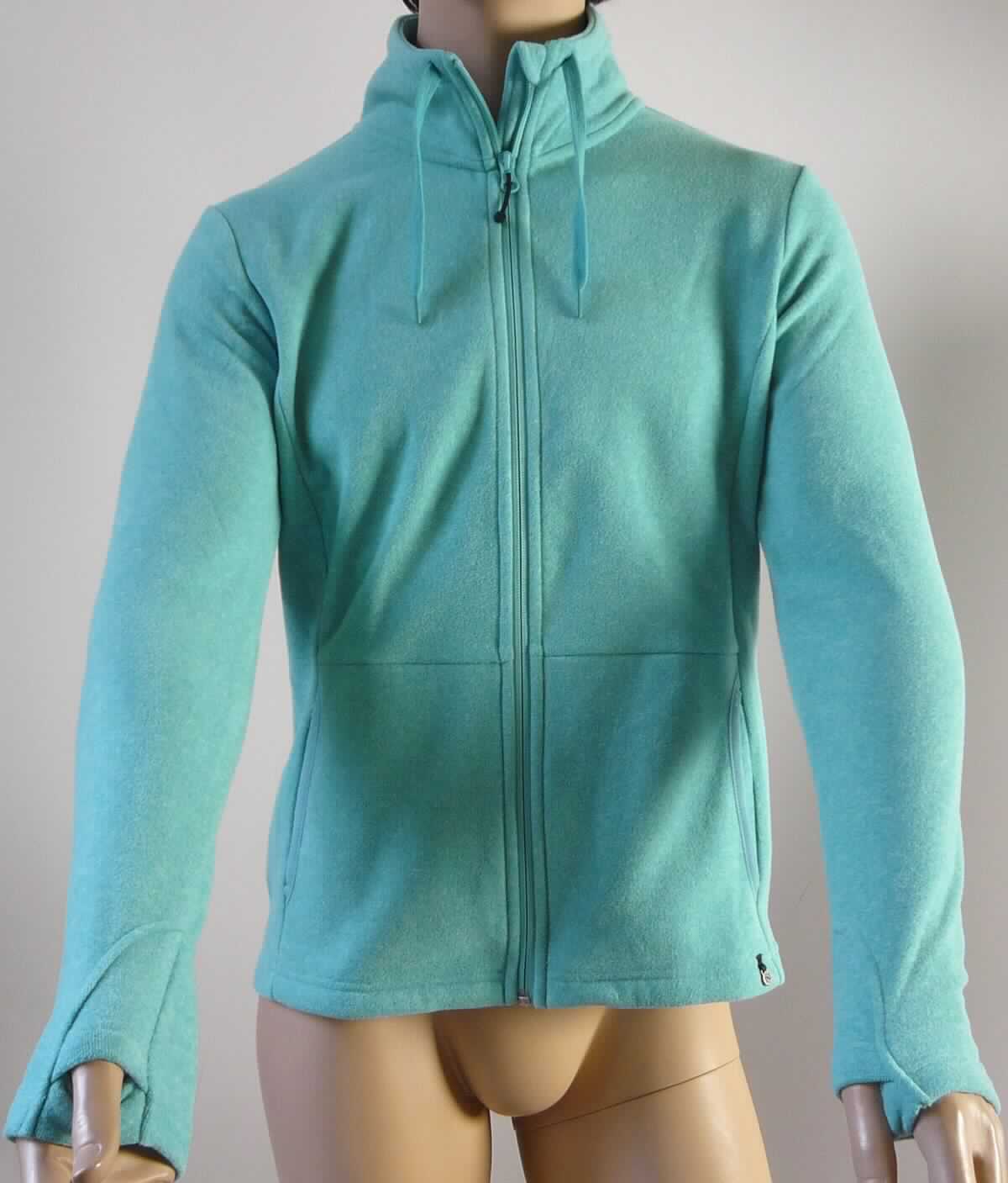 Jacke, sog. Fleecejacke, Größe 42, Foto siehe Anlage,
- aus ca. 1,5 mm dicken, einseitig (Innenseite) gerauten, buntgewirkten Gewirken (melierte Garne) aus laut Antrag 
  100 % Polyester (synthetische Chemiefasern),
- über die Taille reichend (Rückenlänge: ca. 68 cm), 
- mit einem Stehkragen,
- vorn mit einer durchgehenden Öffnung mit einem bis in die Kragenspitzen reichenden Reißverschluss, am 
  Kapuzenrand mit einer kurzen Überlappung von links auf rechts (Männerkleidung),
- mit langen Ärmeln; an den Ärmelenden mit Daumenloch,
- mit zwei eingesetzten, offenen Taschen unterhalb der Taille,
- in Bahnen gearbeitet,
- am unteren Rand durch Umschlagen und Festnähen gesäumt,
- stellt sich aufgrund des Schnitts als Jacke dar, somit keine Ware der Position 6110.

"Jacke, aus Gewirken, für Männer, aus synthetischen Chemiefasern"