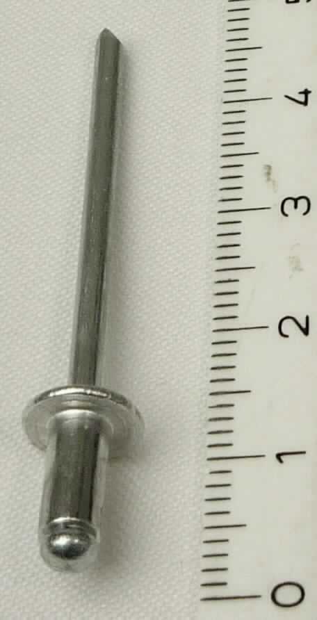 Es handelt sich um sog. Blindniete aus unedlen Metallen, bestehend aus einem Hohlniet aus Aluminium und einem in den Hohlniet gesteckten Nietdorn aus Stahl. Der Nietdorn ist im oberen Bereich mit einer Sollbruchstelle versehen. Die Erzeugnisse dienen zur unlösbaren Verbindung von (Verpressen) verschiedenen Materialien.
Sie weisen eine Gesamtlänge von ca. 4,7 cm auf
-Antragstellerangaben-

Abbildung siehe Anlage.

Derartige Erzeugnisse gehören als "Hohlniete aus unedlen Metallen, nicht für bestimmte Luftfahrzeuge" zum TARIC-Code 8308 2000 90.