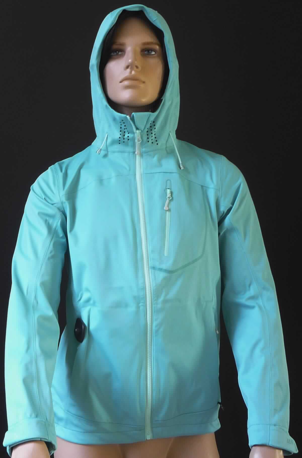 Blouson, sog. Softshelljacke, Größe 36, Foto siehe Anlage,
- aus einem ca. 0,9 mm dicken, zweilagigen, durch Kleben miteinander verbundenen Flächenerzeugnis mit einer
  Außen- und Innenlage aus einfarbigen Gewirken aus laut Antrag 100 % Polyester (synthetische Chemiefasern), 
- über die Taille reichend (Rückenlänge: ca. 65 cm),
- mit einer angenähten Kapuze mit Kordelzug, 
- vorn mit einer durchgehenden Öffnung mit einem bis an den Kapuzenrand reichenden Reißverschluss, am 
  Kapuzenrand mit einer kurzen Überlappung von links über rechts (Männerkleidung),
- mit langen Ärmeln, die über den unteren Rand des Kleidungsstücks hinausreichen; an den Ärmelenden mit
  Klettverschlussriegeln zu verengen,
- mit einer eingesetzten Brusttasche mit Reißverschluss und zwei eingesetzten Taschen mit Reißverschluss
  unterhalb der Taille,
- am unteren Rand mit einem Tunnelzug zu verengen, 
- erfüllt die Merkmale zur Einreihung als Blouson, somit keine Ware der Positionen 6104 oder 6110,
- aufgrund der verwendeten Flächenerzeugnisse keine Ware des Kapitels 62.

"Blouson aus Gewirken, für Männer, aus Chemiefasern"