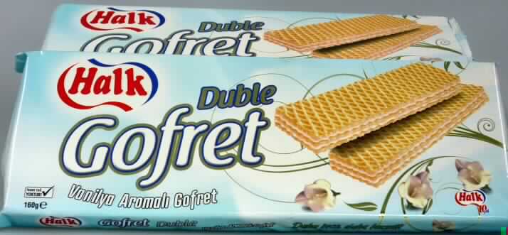 Waffelriegel mit Cremefüllung

Ein Warenmuster in Originalverpackung und vertrauliche Angaben zur Zusammensetzung (s. Feld 8) 
wurden vorgelegt.

Bunt bedruckter Schlauchfolienbeutel mit Angaben zum Produkt (Waffeln mit Creme und Vanille-
geschmack; 160 g) und zu den Zutaten; darin ein Riegel (ca. 9 cm x 2 cm x 1 cm) aus mehreren 
Schichten Waffel mit weißer Cremefüllung; Geschmack: süß, nach Waffelgebäck und Vanille.

Wassergehalt*: 10 GHT oder weniger
Stärke/Glucose**: 25 bis weniger als 50 GHT
Saccharose/Invertzucker/Isoglucose***: 30 bis weniger als 50 GHT
Milchfett*: weniger als 1,5 GHT
Milchprotein*: weniger als 2,5 GHT

*  : lt. Rezepturangaben
** : festgestellt gemäß VO (EG) Nr. 900/2008, VO (EU) Nr. 118/2010
***: festgestellt gemäß VO (EG) Nr. 900/2008

Backware, Waffel mit einem Wassergehalt von 10 GHT oder weniger, nicht mit Schokolade oder 
kakaohaltigen Überzugsmassen überzogen oder bedeckt, nicht gesalzen