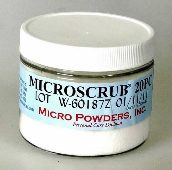 Angaben des Antragstellers:
MICROSCRUB 20 PC ist ein Polyethylenwachs basierter Peeling Partikel.
Zusammensetzung: Polyethylen (CAS 9002-88-4)
Schmelzpunkt (ASTM D 4591): 125 - 135 °C; Dichte: 0,92 - 0,94 g/cm³.

Untersuchungsergebnisse an einem Warenmuster:
Feines, weißes Pulver.

Befund:
Es liegt Polyethylen in Primärform im Sinne der Position 3901 vor.
Eine Einreihung als Polyethylenwachs in die Position 3404 kommt nicht in Betracht, da die Ware nicht die in den Erläuterungen (ErlKN Pos. 3404 (HS) RZn 6.0 - 8.0) geforderten Wachseigenschaften aufweist.