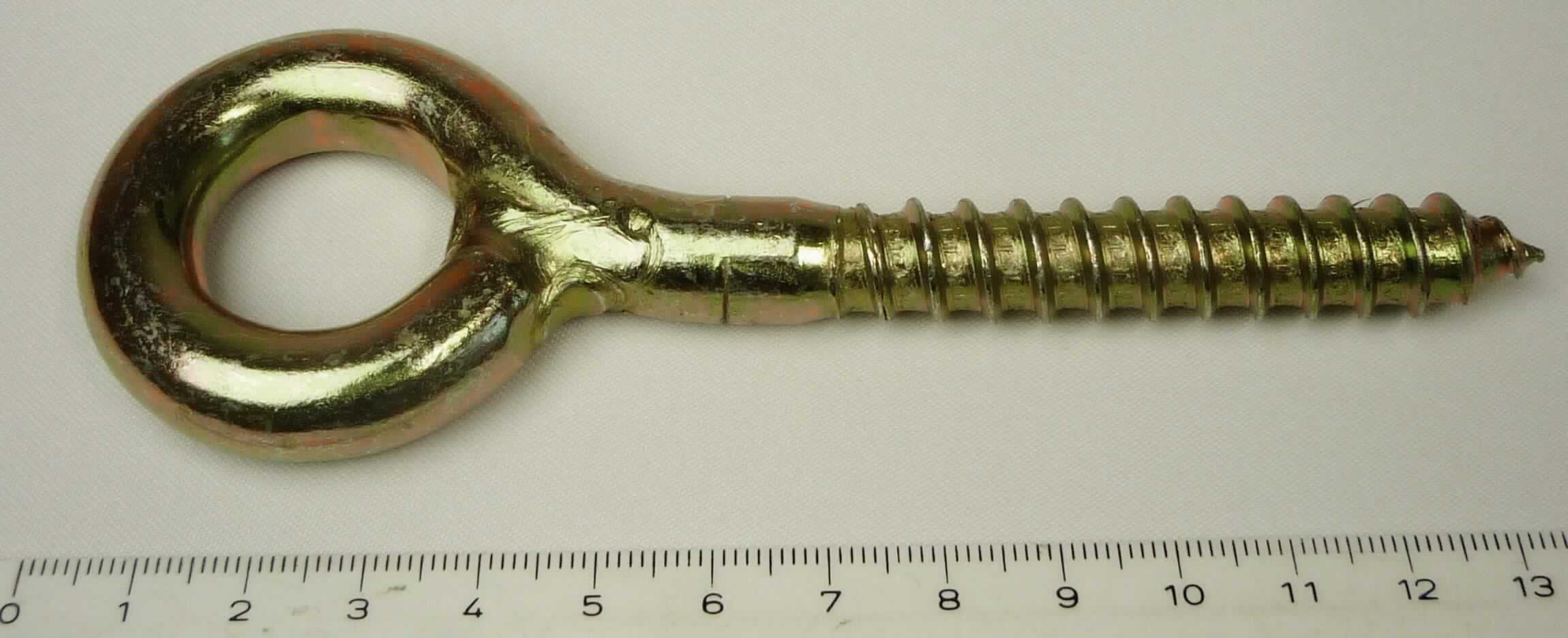 Es handelt sich um Schrauben aus Stahl (Antragstellerangabe), die an einem Ende mit einem metrischen Außengewinde (Länge: etwa 6 cm) und einem spitzen Gewindeende versehen und am anderen Ende zu einer geschlossenen Öse ausgearbeitet sind. 
Die gelb verzinkten Erzeugnisse dienen als Gerüstösen.
Gesamtlänge: etwa 13,5 cm.

Abbildung siehe Anlage.

Derartige Erzeugnisse gehören als "andere Ring- und Ösenschrauben aus Stahl" zum TARIC-Code 7318 1300 90.