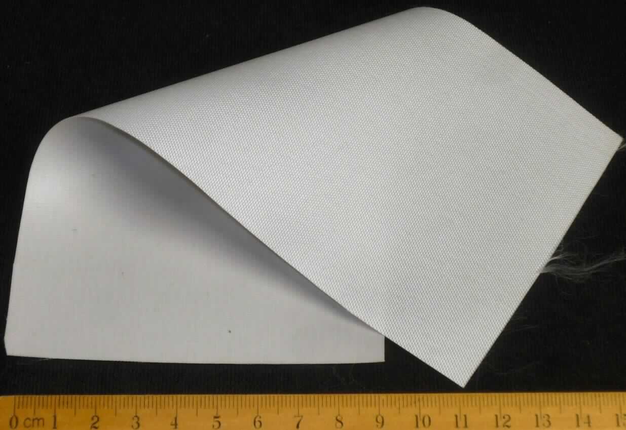 Plane, sog. Polyesterplane als Abdeckung oder Dach, Foto siehe Anlage,
- durch einen Gewebeabschnitt veranschaulicht,
- laut Antrag:
-- flaches Erzeugnis, rechteckig; in verschiedenen Größen (4 m² bis 25 m²),
-- aus ca. 0,3 mm dicken, einfarbigen, einseitig mit einer geprägten Kunststofffolie (kein Zellkunststoff) versehenen 
   Geweben der Position 5903 aus laut Antrag 100 % Polyester (synthetische Chemiefasern),
-- an den Rändern gesäumt und je nach Modell mit Ösen bzw. Klettverschlüssen versehen (somit konfektioniert, 
   damit keine Ware der Position 5903),
-- stellt sich als konfektionierte Plane dar, somit keine Ware der Position 5902.

"Plane aus Spinnstoffen, aus synthetischen Chemiefasern"