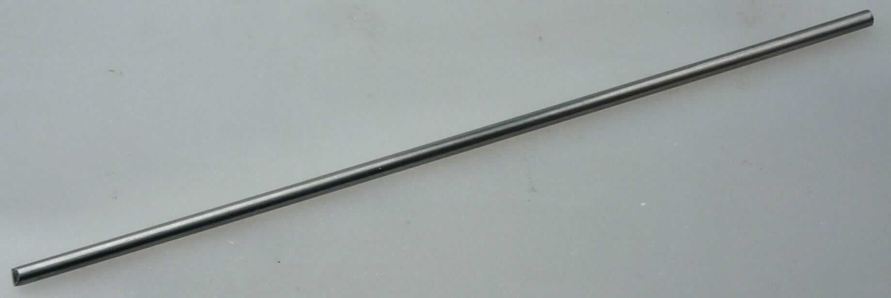 Draht aus nicht rostendem Stahl, nickelfrei

Bei der Ware handelt es sich um ein kaltgezogenens metallisches Erzeugnis, nach den Angaben aufgewickelt auf Spulen von ca. 500 kg (Draht). Der Draht besteht aus einem nicht rostendem Stahl mit der Werkstoffbezeichnung SF20T. Ein Zertifikat mit den Angaben zur chemischen Zusammensetzung wurde vorgelegt.
Der Draht wird nach den Angaben zur Herstellung von Kugelschreiberminen verwendet.

Die Ware ist nach ihrer Beschaffenheit als anderer Draht aus nicht rostendem Stahl, mit einem Nickelgehalt von weniger als 2,5 GHT, in die Unterposition 7223 0099 der Kombinierten Nomenklatur einzureihen.