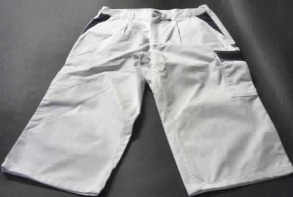 Lange Hose, sog. Praktika Piratenhose, Größe 50, Foto siehe Anlage,
- aus verschiedenen, ca. 0,6 mm dicken, einfarbigen Geweben aus lt. Antrag 60 % Polyester (synthetische 
  Chemiefasern) und 40 % Baumwolle, 
- in der Taille abschließend; mit einem angesetzten, teilweise elastischen Bund mit Gürtelschlaufen,
- vorn mit einer Öffnung mit Reißverschluss mit Patte und Knopfverschluss im Bund von links über rechts 
  (Männerkleidung),
- vorn mit zwei schräg eingesetzten Taschen, zwei Gesäßtaschen, zwei aufgesetzten Beintaschen, 
  einer Zollstocktasche, einer Handytasche sowie einer Hammerschlaufe,
- mit 3/4-langen Hosenbeinen (Seitenlänge: ca. 72 cm),
- an den Beinabschlüssen durch Umschlagen und Festnähen gesäumt,
- lässt u. a. aufgrund des Schnitts und des allgemeinen Aussehens nicht erkennen, dass sie dazu bestimmt ist, 
  ausschließlich oder hauptsächlich zum Schutz der Kleidung/Person bei der Ausübung einer beruflichen Tätigkeit 
  getragen zu werden, damit keine Arbeits- und Berufskleidung.

"Lange Hose, aus Geweben, für Männer, aus synthetischen Chemiefasern, keine Arbeits- und Berufskleidung"