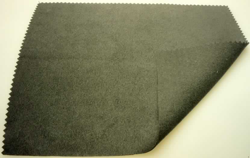 Nadelfilz, sog. Stoff Skinet de luxe light, Artikel 468/22, Foto siehe Anlage,
- laut Antrag als Meterware auf Rollen; mit einer Breite 139 cm,
- laut Untersuchungsergebnis:
-- aus synthetischen Chemiefasern, die durch eine Unterlage (Gewebe aus synthetischen Chemiefasern)
   genadelt sind und diese verdecken,
-- weder getränkt, bestrichen, überzogen noch mit Lagen versehen.

"Filz, Nadelfilz, weder getränkt, bestrichen, überzogen noch mit Lagen versehen, aus Chemiefasern"