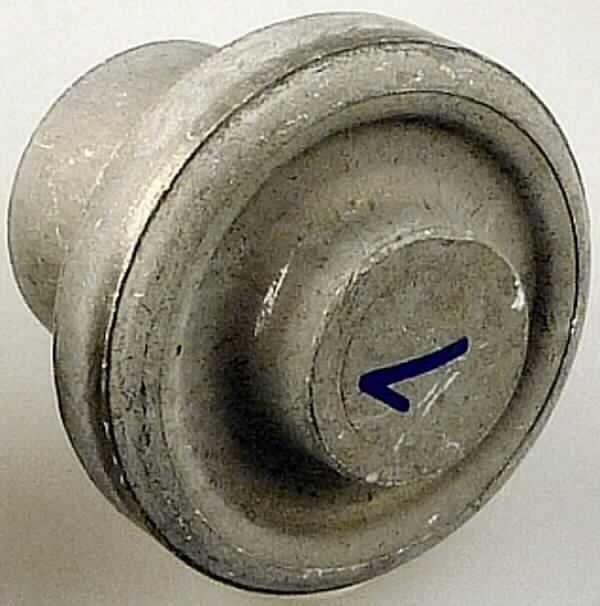 Zündvorrichtungsgehäuse, Foto siehe Anlage, laut Antrag:
- in Form eines spezifisch gefertigten, hohlzylinderartigen, einseitig tellerartig ausgeformten
  Körpers aus legiertem Aluminium (EN AW 6061),
- mit einer Höhe von ca. 40 mm und einem maximalen Durchmesser von ca. 46 mm,
- unfertig (der Rohling wird unverändert nicht verwendet, weist jedoch bereits im vorliegenden 
  Zustand die charakteristische Form des fertigen Bauteils auf und wird nur zur Herstellung 
  des fertigen Gehäuses verwendet), 
- wird nach mechanischer Nachbearbeitung auf Drehautomaten als Gehäuse für die Aufnahme 
  der Zündvorrichtung und des Treibmittels in einem Airbag-Gasgenerator eingesetzt,
- aufgrund der objektiven Merkmale (u. a. Form) erkennbar hauptsächlich für Kraftfahrzeuge 
  des Kapitels 87 bestimmt.

"Teil für Kraftfahrzeuge der Positionen 8701 bis 8705 (Zündvorrichtungsgehäuse), Teil eines 
aufblasbaren Sicherheits-Luftsacks mit Füllsystem (Airbag), nicht für die industrielle Montage, 
nicht aus gesenkgeschmiedetem Stahl"