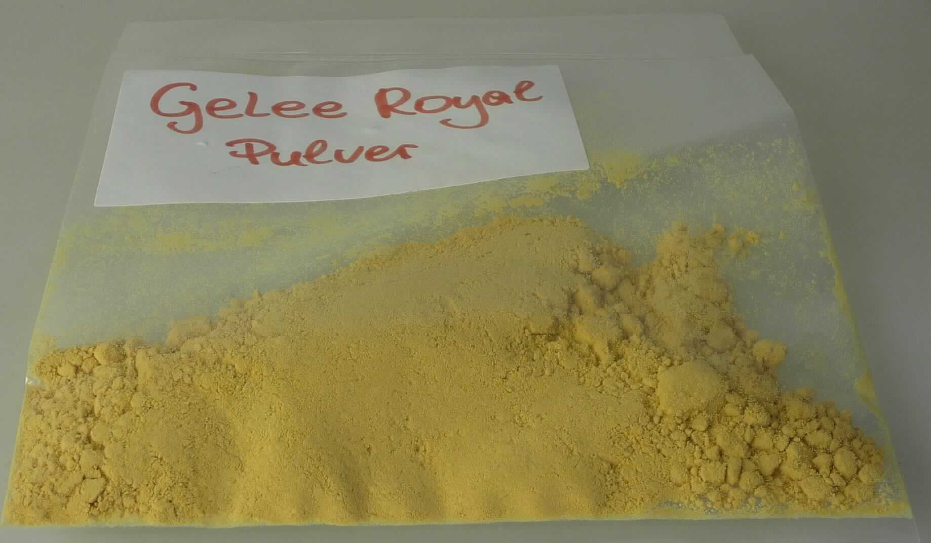 Gelee Royale

Antragsangaben:
Bienenköniginnenfuttersaft; Futtersaft, mit dem die Honigbienen ihre Königinnen aufziehen; Gemisch aus den Sekreten der Futtersaftdrüse und der Oberkieferdrüse der Arbeiterinnen.
Zusammensetzung: u. a. Kohlenhydrate, Eiweiß, B-Vitamine, Spurenelemente, Wasser, Proteine (Aminosäuren), Fette.
Nutzung: Verwendung in Nahrungsergänzungsmitteln und kosmetischen Präparaten.

Beschreibung der vorgelegten Warenprobe: 
Gelbbraunes, feines Pulver.

Genießbare Waren tierischen Ursprungs, anderweit weder genannt noch inbegriffen