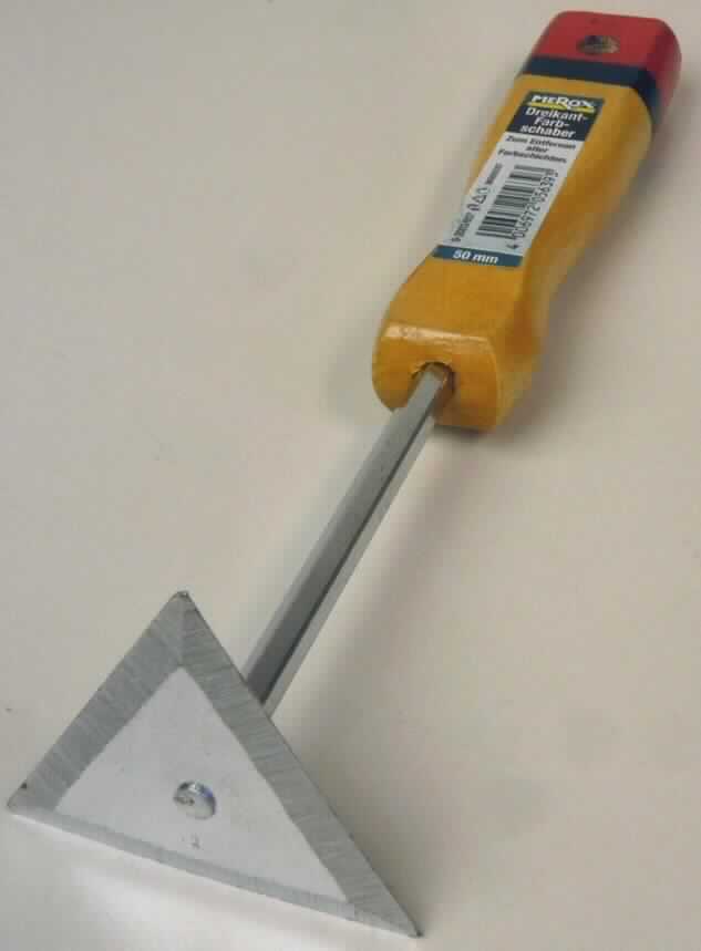 "Universalschaber",

- mit freiem Arm zu handhabendes Erzeugnis, bestehend aus einem ca. 21 cm langem Stab
  aus unedlem Metall, mit Holzgriff, am Ende mit einer dreieckigen, im 90°-Winkel zum Stab
  angebrachten, einseitig geschliffenen Klinge aus unedlem Metall (arbeitender Teil)

- zum Entfernen von alten Farbschichten auf Holz- oder Metalluntergründen für den 
  Malerbedarf geeignet

- mit einem mit Produktinformationen bedruckten Aufkleber versehen

Abbildung siehe Anlage.

Derartige Erzeugnisse gehören als "Handwerkzeuge für Maler, anderweit weder genannt noch inbegriffen, mit arbeitendem Teil aus unedlem Metall" zur Codenummer 8205 5910 00 0 des Zolltarifs (ZT).