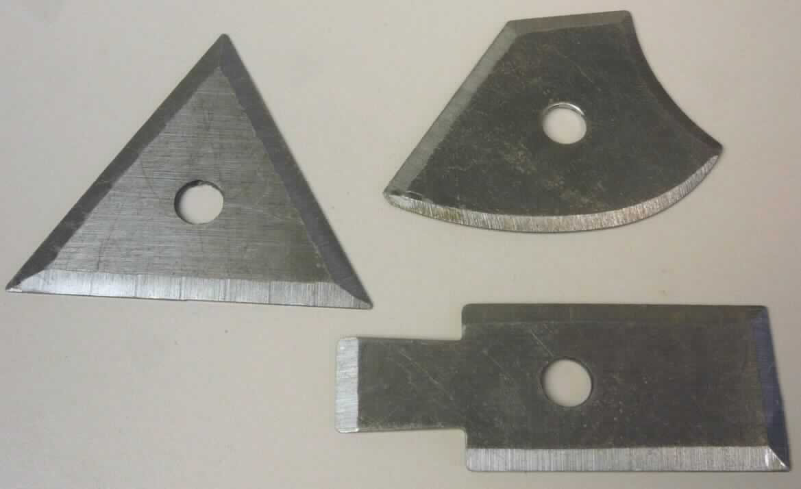 "Klingen für Universalschaber"

- Set, bestehend aus drei verschieden spezifisch geformten Klingen (dreieckig, rechteckig,
  "pfeilspitzenförmig") aus unedlem Metall, jeweils mit einem Loch in der Mitte versehen,
  zum Befestigen auf einem Handgriff mittels Überwurfmutter, mit einseitig geschliffenen Kanten

- bilden zusammen mit dem Handgriff einen Schaber, zum Entfernen von alten Farbschichten
  auf Holz- oder Metalluntergründen

- zur fallweisen Verwendung je nach Form des zu bearbeitenden Untergrundes

- verpackt in einem bedrucktem Karton

Abbildung siehe Anlage.

Derartige Erzeugnisse gehören als "andere auswechselbare Werkzeuge zur Verwendung in mechanischen oder nicht mechanischen Handwerkzeugen, mit arbeitendem Teil aus unedlem Metall" zur Codenummer 8207 9091 00 0 des Zolltarifs (ZT).