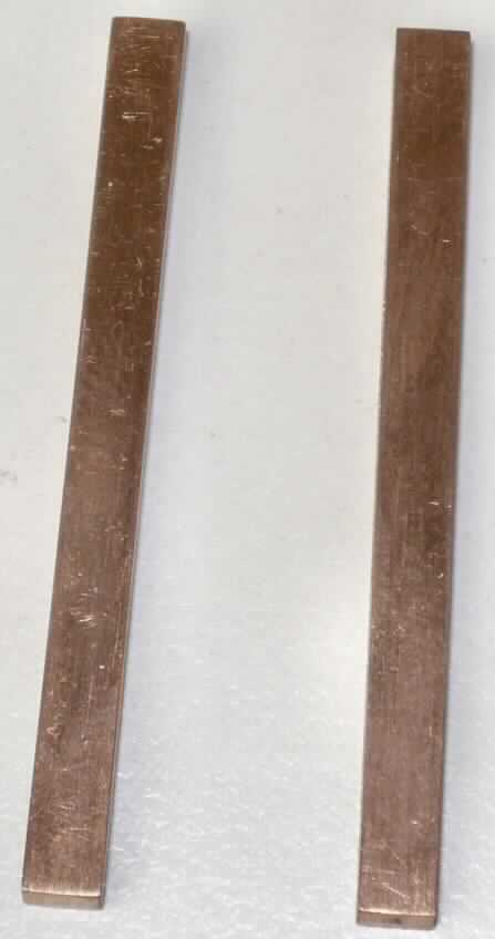 Stange aus Kupfer (Kupferelektrode)

Die Ware stellt sich dar als metallisches, kupferfarbenes Erzeugnis mit einem über die gesamte Länge von 49 mm gleichbleibenden, quadratischen (4 mm x 4 mm) Querschnitt. Als Material wird nach den Angaben Zirconium-Kupfer (CuCrZr; C18150) verwendet, das zolltariflich als raffiniertes Kupfer gilt. Das Erzeugnis wird als Schweißelektrode eingesetzt.

Die Ware ist als Stange (Stab) aus raffiniertem Kupfer in die Unterposition 7407 1000 der Kombinierten Nomenklatur einzureihen.