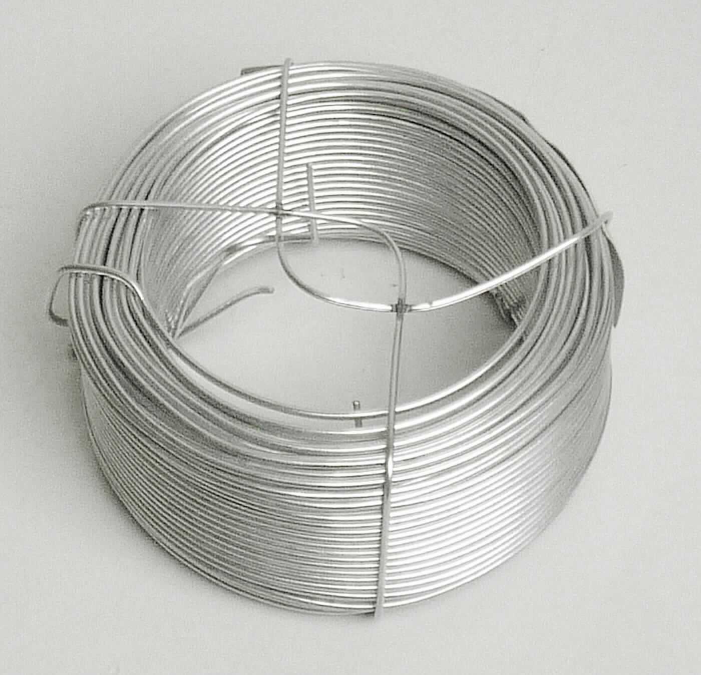 Draht aus Stahl, verzinkt

Bei der Ware handelt es sich um einen Draht mit einem Durchmesser von 1,8 mm und einer Länge von 50 m, der in Form eines Ringes aufgewickelt ist. Bei dem Material handelt es sich um nicht legierten Stahl mit einem Kohlenstoffgehalt von weniger als 0,25 GHT. Oberflächlich ist der Draht zusätzlich verzinkt. Das Erzeugnis ist für den Einzelverkauf aufgemacht. 

Die Ware ist "als verzinkter Draht, aus nicht legiertem Stahl, mit einem Kohlenstoffgehalt von weniger als 0,25 GHT und einer größten Querschnittsabmessung von 0,8 mm oder mehr" in den TARIC-Code 7217 2030 00 einzureihen.
