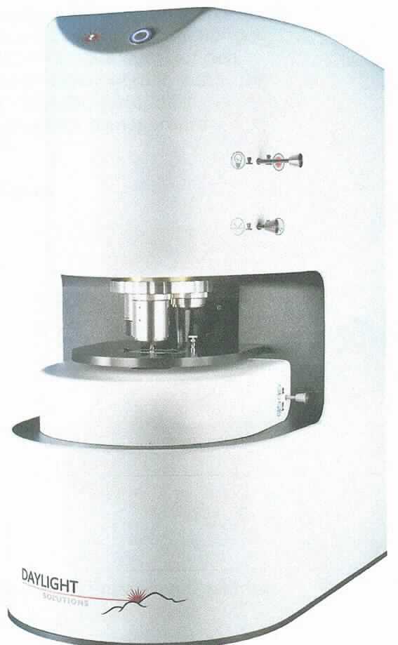 Bildgebendes Spektrometer in Form einer kombinierten Maschine aus einem Quantenkaskadenlaser und einem Infrarotspektrometer (kennzeichnende Haupttätigkeit) mit einem Detektor in einem gemeinsamen Gehäuse (siehe Abbildung in der Anlage). Des Weiteren ist das Gerät mit einem vollautomatischen Probentisch, einer Steuerungselektronik sowie mehreren Bedienelementen und Schnittstellen ausgestattet.
Die zu untersuchende Probe wird mittels des Lasers bei unterschiedlichen Wellenlängen bestrahlt (Infrarotstrahlung) und jeweils ein Bild abgespeichert. Aus der Wellenlänge des Lasers und den dazugehörenden Bildern wird für jeden Bildpunkt ein Spektrum berechnet, aus welchem auf den chemischen Stoff an der betreffenden Stelle des Bildes geschlossen werden kann. Die Daten werden an einen PC (nicht Gegenstand dieser vZTA) gesendet und mittels einer speziellen Software ausgewertet.
Die Ware wird als "Gerät für physikalische oder chemische Untersuchungen, als Infrarotstrahlen verwendendes Spektrometer" eingereiht.