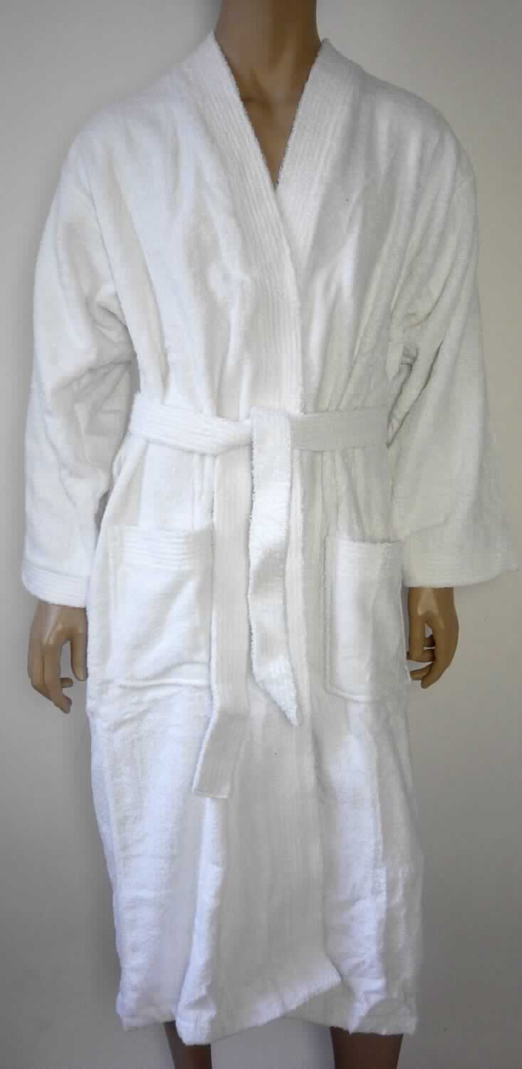 Bademantel, sog. Bademantel Kimono, Art. HWBM026-100005-3, Größe M, Foto siehe Anlage,
- aus ca. 2,6 mm dicken, einfarbigen Schlingengeweben aus laut Antrag 100 % Baumwolle, 
- über die Knie reichend (Rückenlänge: ca. 130 cm),
- mit einem Schalkragen,
- vorn mit einer durchgehenden Öffnung ohne Verschluss; ohne Hinweise auf den Trägerkreis (unisex),
- mit einem durch Schlaufen gezogenen Bindegürtel aus Schlingengeweben,
- mit zwei aufgesetzten, offenen Taschen,
- am unteren Rand durch Umschlagen und Festnähen gesäumt.

"Bademantel, aus Geweben, für Frauen, aus Baumwolle, aus Schlingengewebe nach Art der Frottiergewebe"