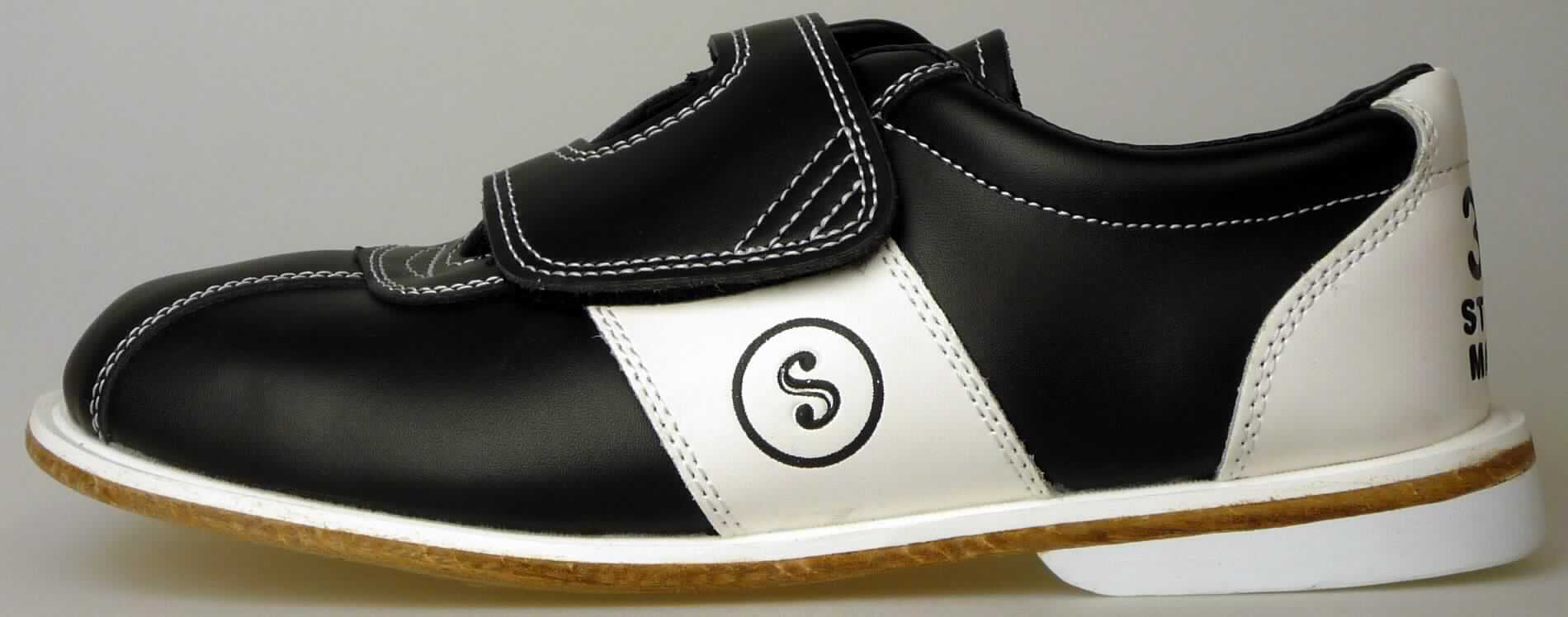 Bowlingschuhe (Foto siehe Anlage)
- mit Laufsohlen aus Leder; ohne Hauptsohle aus Holz,
- mit Oberteil (geschlossenes Blatt) aus Leder,
- mit Klettverschluss,
- ohne Metallschutz in der Vorderkappe,
- den Knöchel nicht bedeckend,
- nicht mit Dornen, Krampen, Klammern, Stollen oder ähnlichen Vorrichtungen versehen 
  oder für deren Anbringung hergerichtet (keine Sportschuhe),
- mit einer Länge der Innensohle von mehr als 24 cm,
- für Frauen (u. a. schlanker Schnitt)

"Schuhe mit Laufsohlen und Oberteil aus Leder, andere als in den UPos.
 6403 1200 bis 6403 5991 genannt, für Frauen"