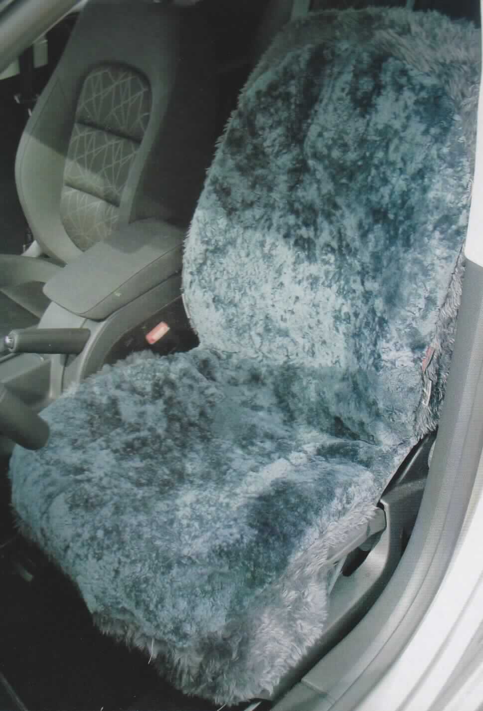 Andere Ware aus Pelzfellen, sog. Autositz-Lammfell-Bezug, Foto siehe Anlage,
- Bezug für einen Vordersitz eines Personenkraftwagens,
- mit einer Vorderseite (Sitzfläche und Lehne) aus Pelzfellen (laut Antrag Lammfell),
- - die Fleischseite des Lammfells ist mit einem Gewebe aus Spinnstoffen unterfüttert,
- mit einer Rückseite und Seitenteilen aus Gewirken (Wirkplüsch) aus Spinnstoffen,
- das Pelzfell bestimmt insbesondere aufgrund seiner Bedeutung in Bezug auf die Verwendung
  den wesentlichen Charakter der zusammengesetzten Ware,
- mit elastischen Bändern aus Spinnstoffen mit Haken aus unedlen Metallen zur Befestigung,
- die Bezüge werden zusätzlich über die eigentlichen Autositzbezüge gezogen und sind
  somit nicht Teile von Autositzen (somit keine Ware der Position 9401),
- in einem zur Verpackung der Ware üblichen Behältnis aus Kunststofffolie mit Reißverschluss und 
  mit einem bedruckten Einleger aus Pappe verpackt.

"Andere Ware (Autositzbezug), aus Pelzfellen"