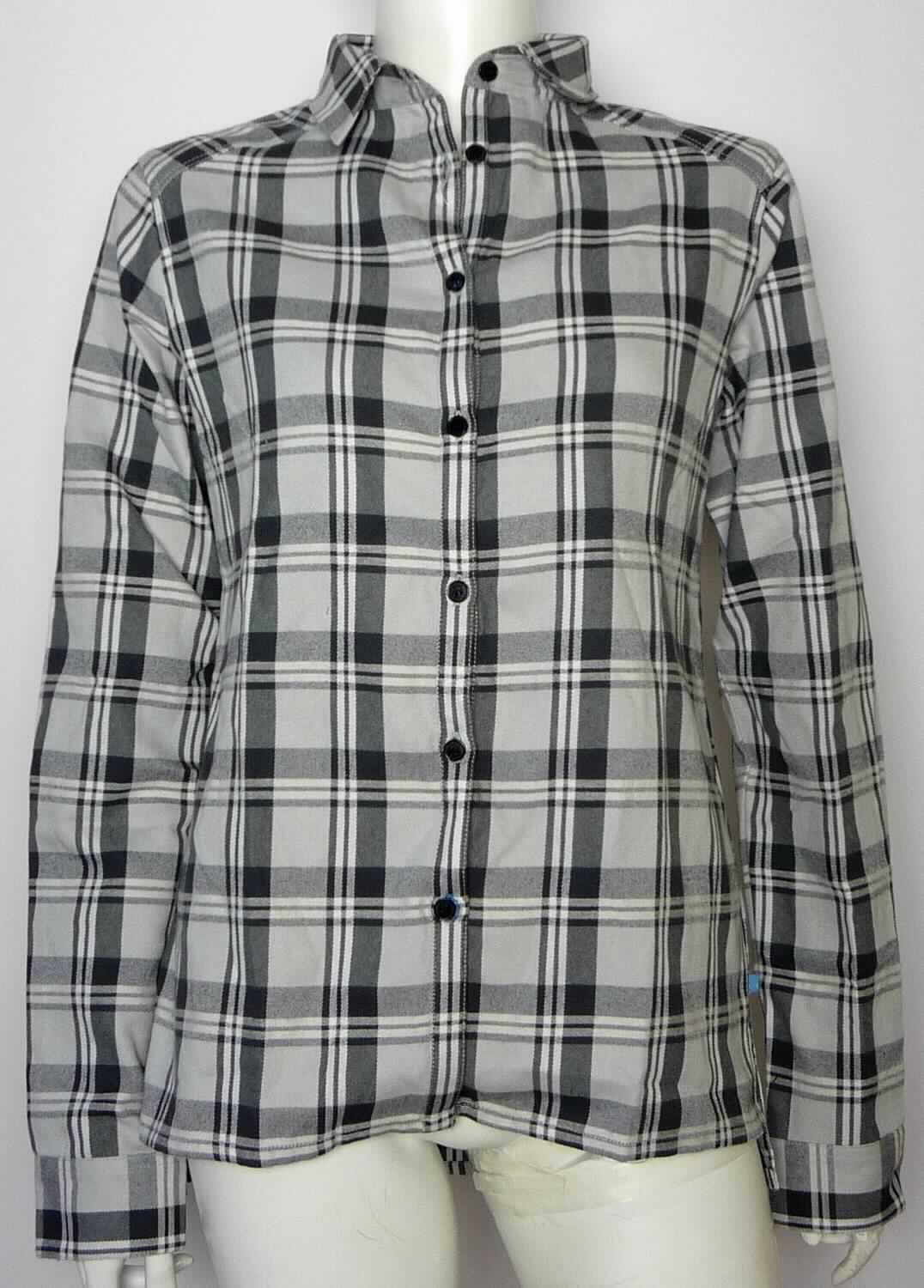 Hemdbluse, sog. Blouse l/s LOGGER, Art. 527001, Größe S, Foto siehe Anlage,
- aus ca. 0,5 mm dicken, buntgewebten Geweben aus laut Antrag 55 % Baumwolle und 45 % Polyester 
  (synthetische Chemiefasern),
- über die Taille reichend (Rückenlänge: ca. 69 cm),
- mit Umlegekragen,
- vorn mit einer durchgehenden Öffnung mit Knopfverschluss von rechts über links (Frauenkleidung),
- mit einem Schultersattel,
- mit langen Ärmeln mit manschettenartigen Abschlüssen,
- den Hemden für Männer entsprechend zugeschnitten,
- am unteren Rand durch Umschlagen und Festnähen gesäumt, mit ca. 5 cm hochreichenden Seitenschlitzen.

"Hemdbluse, aus Geweben, für Frauen, aus Baumwolle, nicht nach dem Batikverfahren handbedruckt"