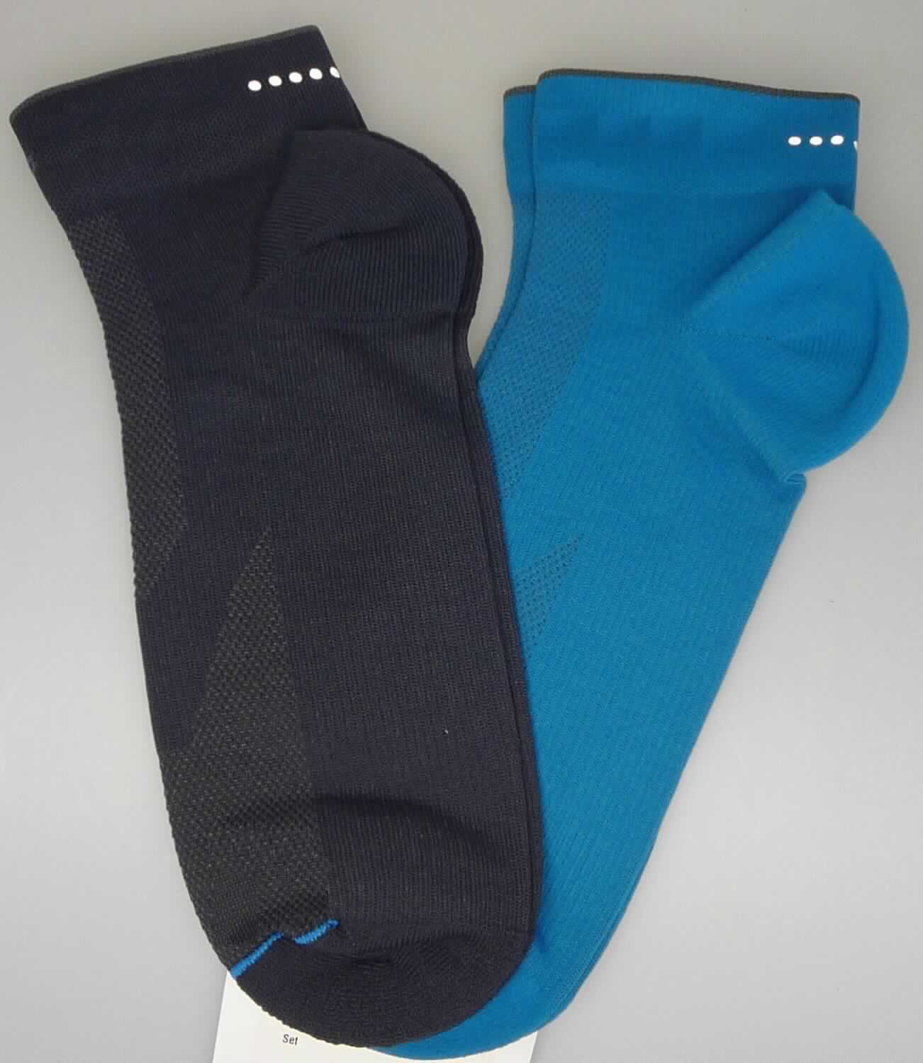 Socken, sog. Socks Short, Art. 777040, Größe L, Foto siehe Anlage,
- mit zwei Paar auf einer bedruckten Pappkarte aufgebracht,
- aus bis zu 1,8 mm dicken, buntgewirkten, unterschiedlich strukturierten Gewirken aus laut Antrag 
  100 % synthetischen Chemiefasern,
- schlauchförmig abgepasst gewirkt (somit konfektioniert), mit ausgearbeiteter Ferse, 
- am oberen Rand mit einem ca. 3,5 cm breiten, elastischen Abschluss versehen,
- die Knöchel bedeckend, nicht über die Waden reichend.

"Socken aus Gewirken, aus synthetischen Chemiefasern"