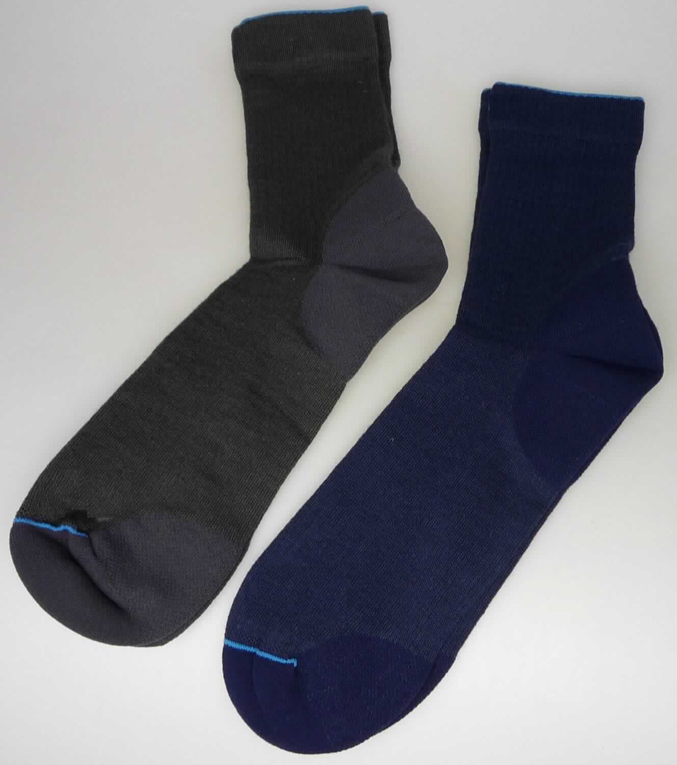 Socken, sog. Thermosocks long, Art. 777050, Größe L, Foto siehe Anlage,
- mit zwei Paar auf einer bedruckten Pappkarte aufgebracht,
- aus bis zu 2,2 mm dicken, buntgewirkten, unterschiedlich strukturierten Gewirken aus laut Antrag 
  100 % synthetischen Chemiefasern,
- schlauchförmig abgepasst gewirkt (somit konfektioniert), mit ausgearbeiteter Ferse, 
- am oberen Rand mit einem ca. 3,5 cm breiten, elastischen Abschluss versehen,
- die Knöchel bedeckend, nicht über die Waden reichend.

"Socken aus Gewirken, aus synthetischen Chemiefasern"